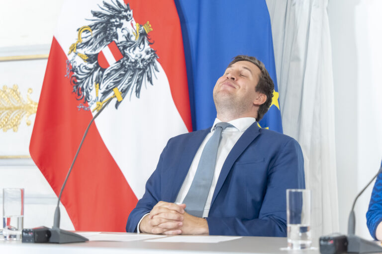 Digital-Staatssekretär Alexander Pröll mit geschlossenen Augen auf einer Pressekonferenz