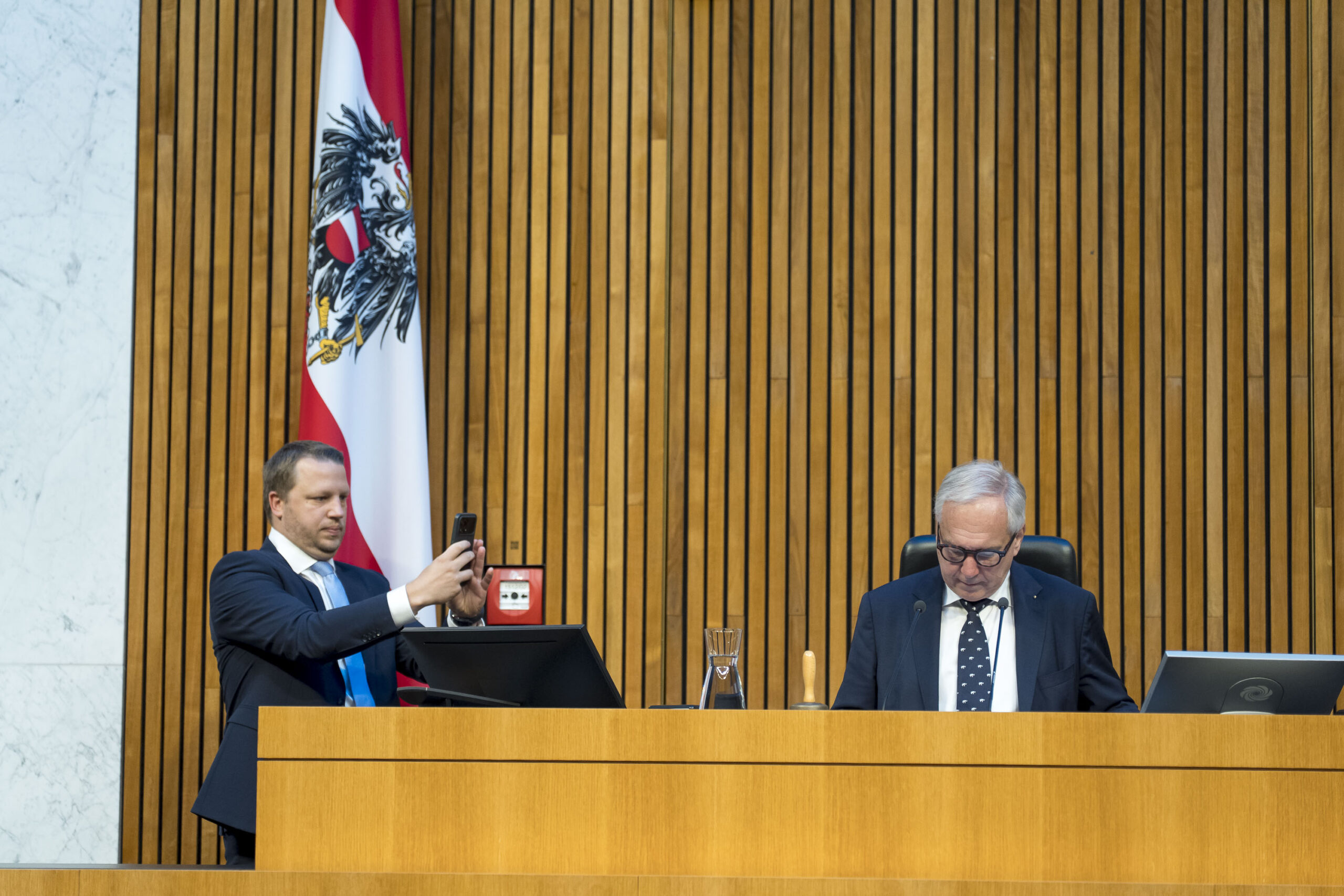 Walter Rosenkranz wird im Parlament fotografiert