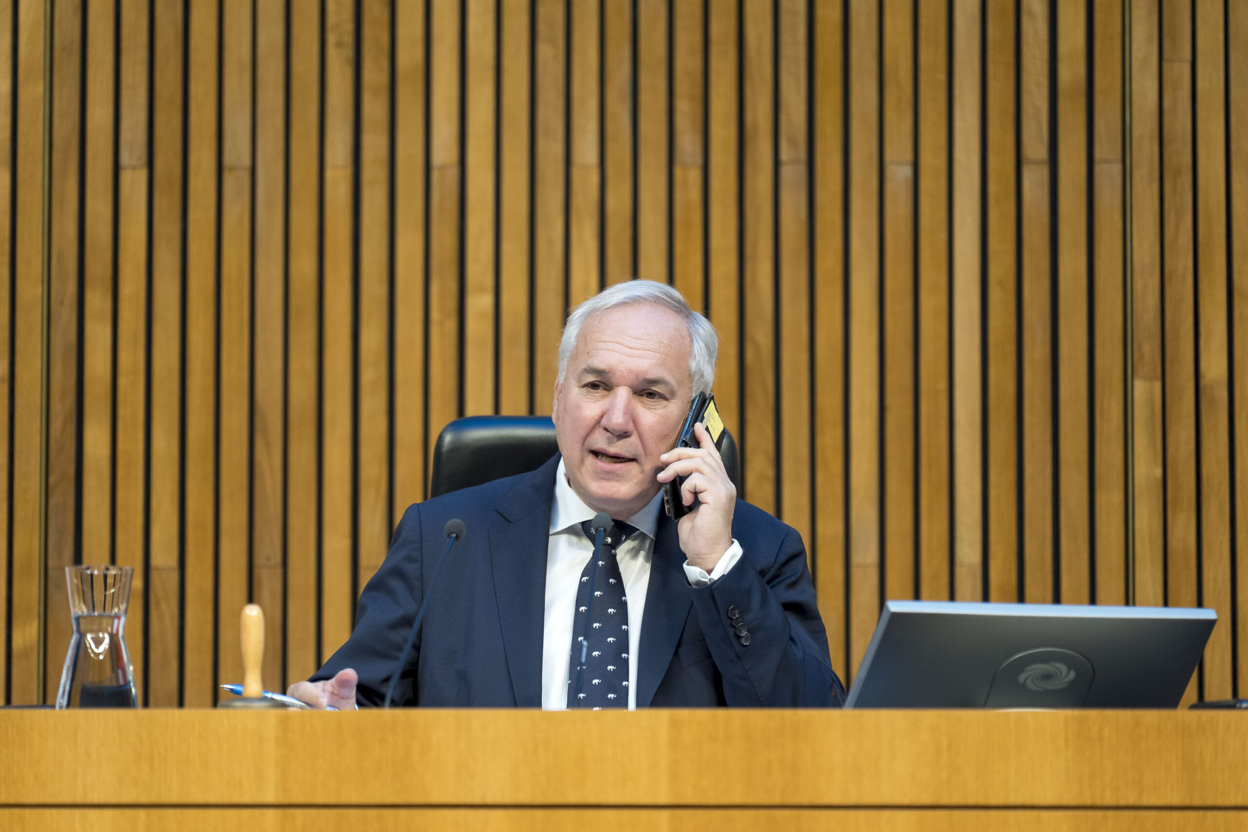 Walter Rosenkranz wird im Parlament fotografiert