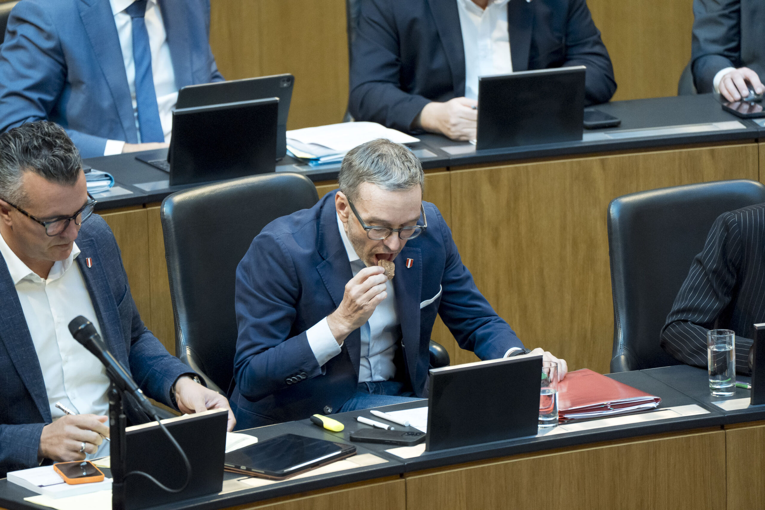 Herbert Kickl isst im Parlament