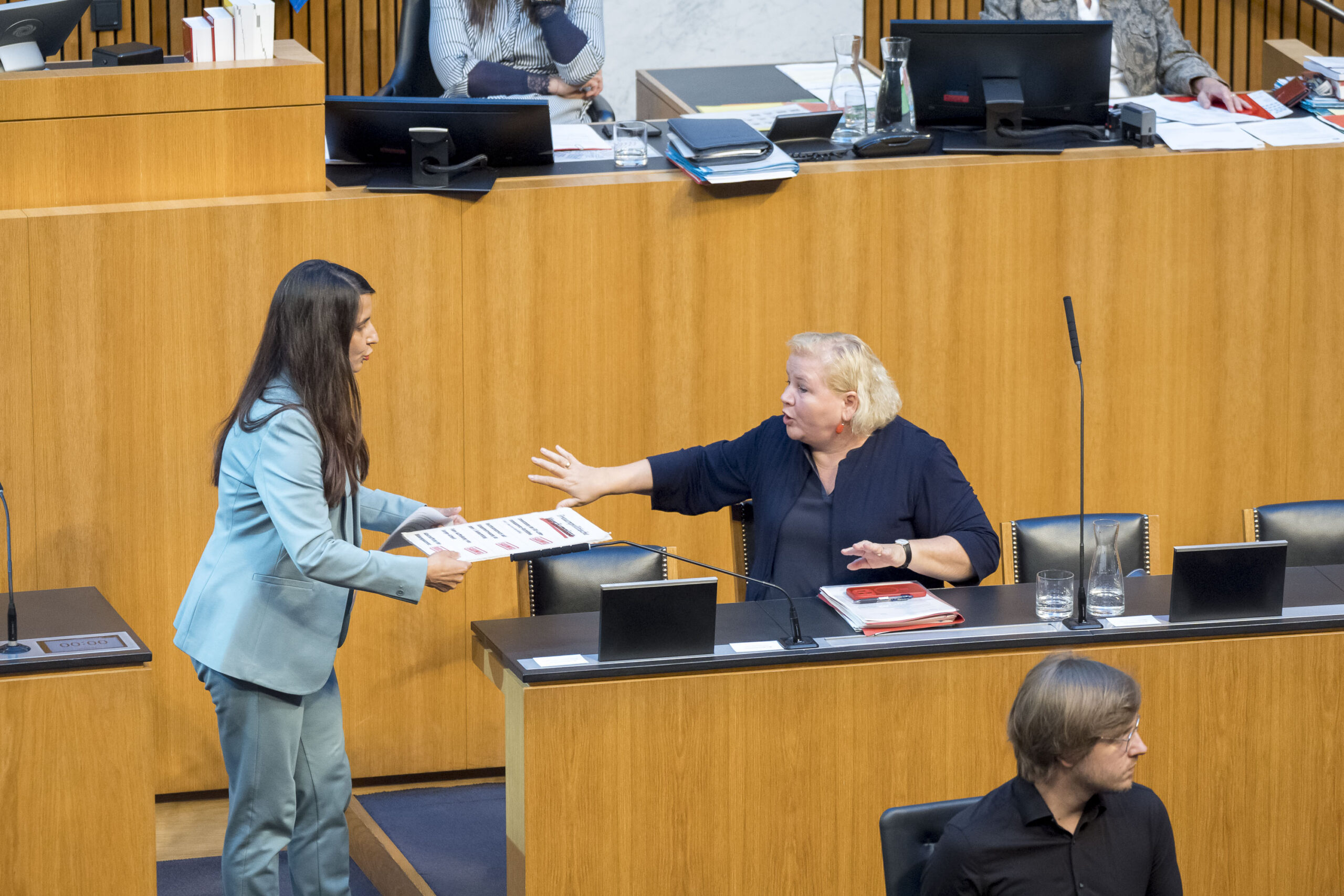 Sozialministerin Korinna Schumann will im Parlament ein Protestplakat nicht annehmen