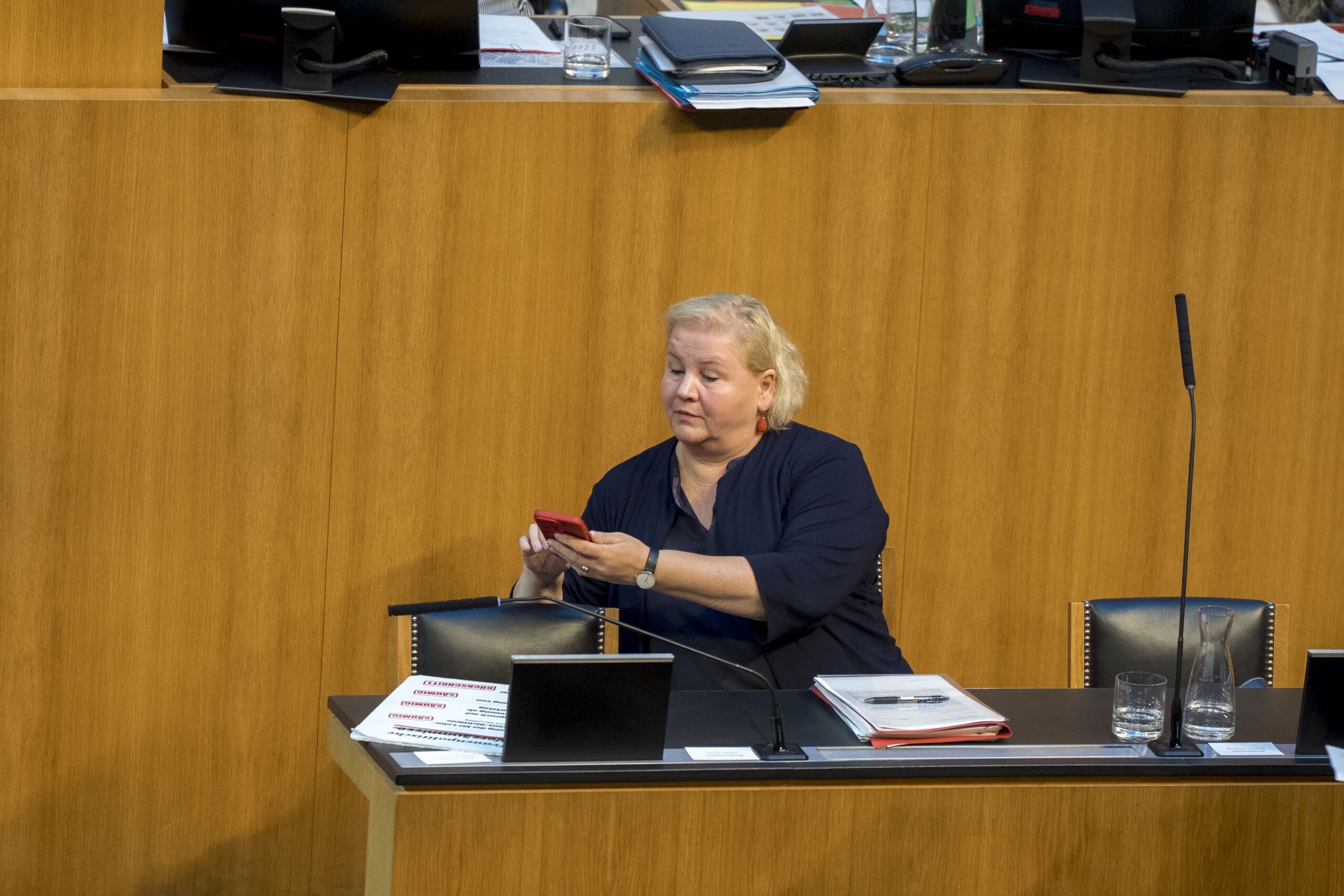 Sozialministerin Korinna Schumann will im Parlament ein Protestplakat nicht annehmen