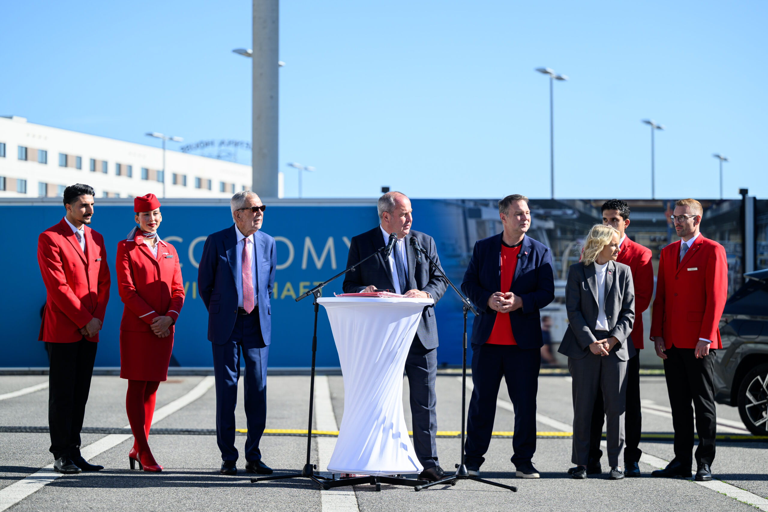 Uijegerl, jetzt sind die ohne uns zur WM geflogen: Bundespräsident Alexander Van der Bellen und Vizekanzler Andreas Babler am Wiener Flughafen bei der Verabschiedung des österreichischen Fußball-Nationalteams