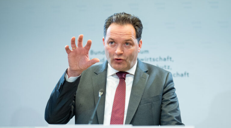 Umweltminister Norbert Totschnig macht mit der Hand eine greifende Bewegung