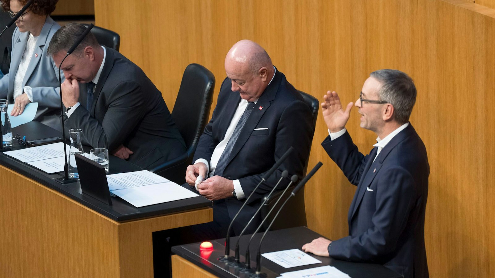 Herbert Kickl hält im Parlament eine Rede, Christian Stocker holt ein Taschentuch heraus: Ich traue mich das ja fast nicht zusagen ...