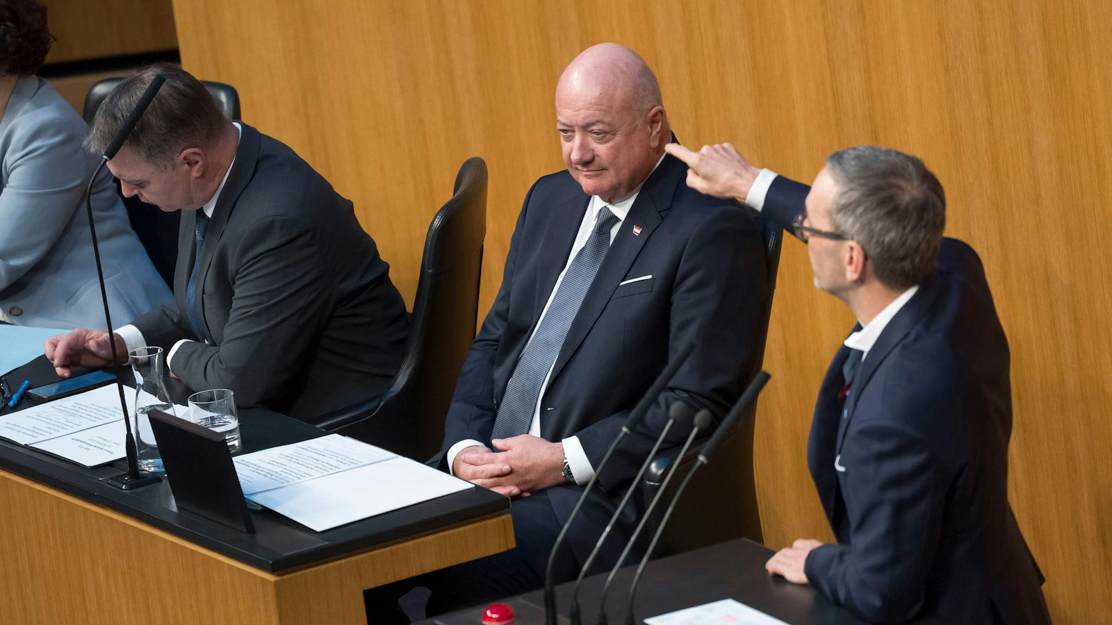 Herbert Kickl steht im Parlament am Rednerpult und es sieht so aus als würde er Kanzler Christian Stocker gefährlich nahe kommen: Wenn er mir jetzt mit dem Finger ins Aug' fährt ...