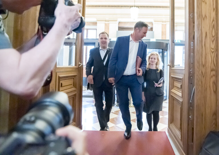 Andreas Babler, Eva-Maria Holzleitner und Philip Kucher am 13. Juni 2023, am Weg zur SPÖ-Gremiensitzungen im Parlament in Wien
