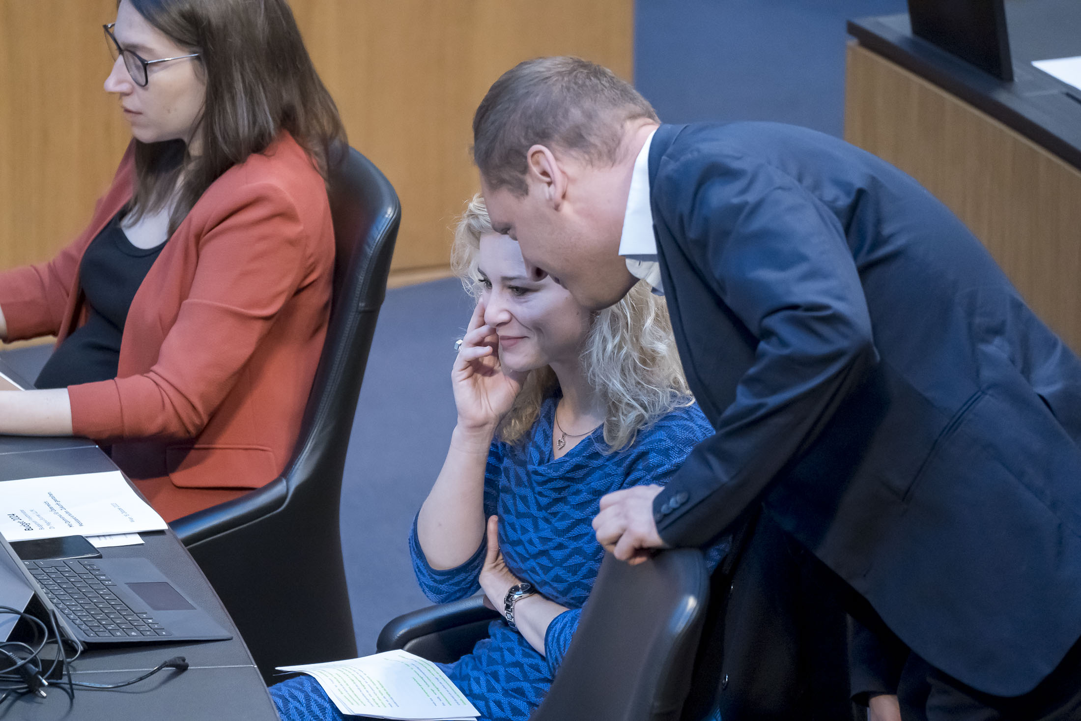 Philip Kucher und Eva-Maria Holzleitner sehr vertraut im Parlament