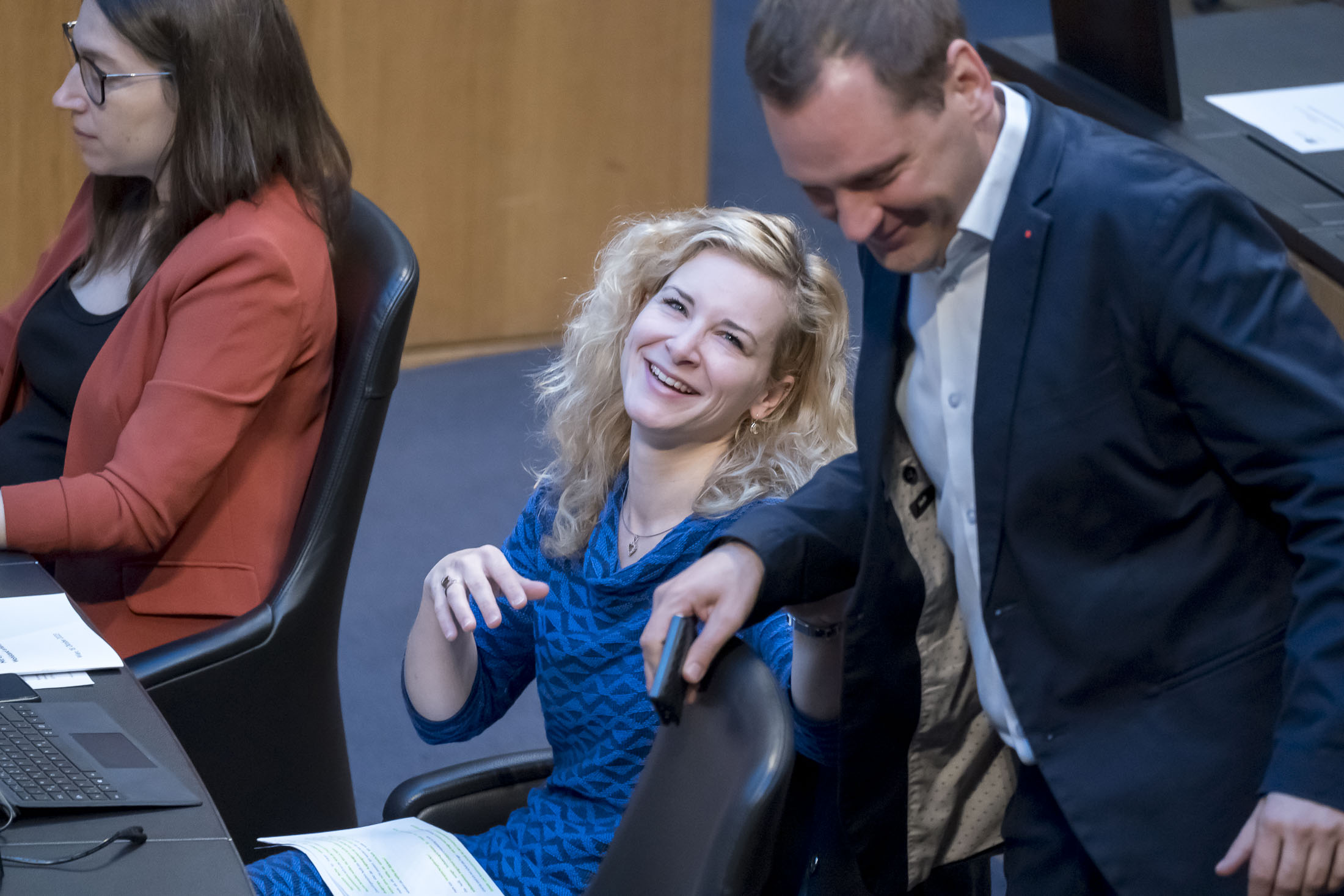 Philip Kucher und Eva-Maria Holzleitner sehr vertraut im Parlament