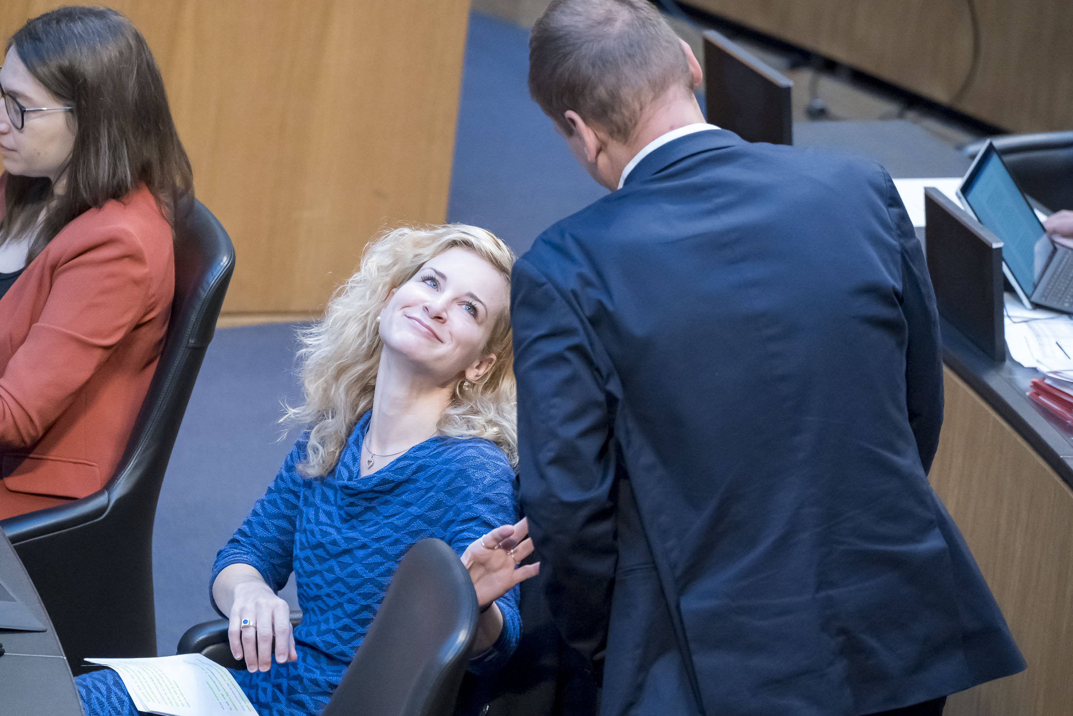 Philip Kucher und Eva-Maria Holzleitner sehr vertraut im Parlament