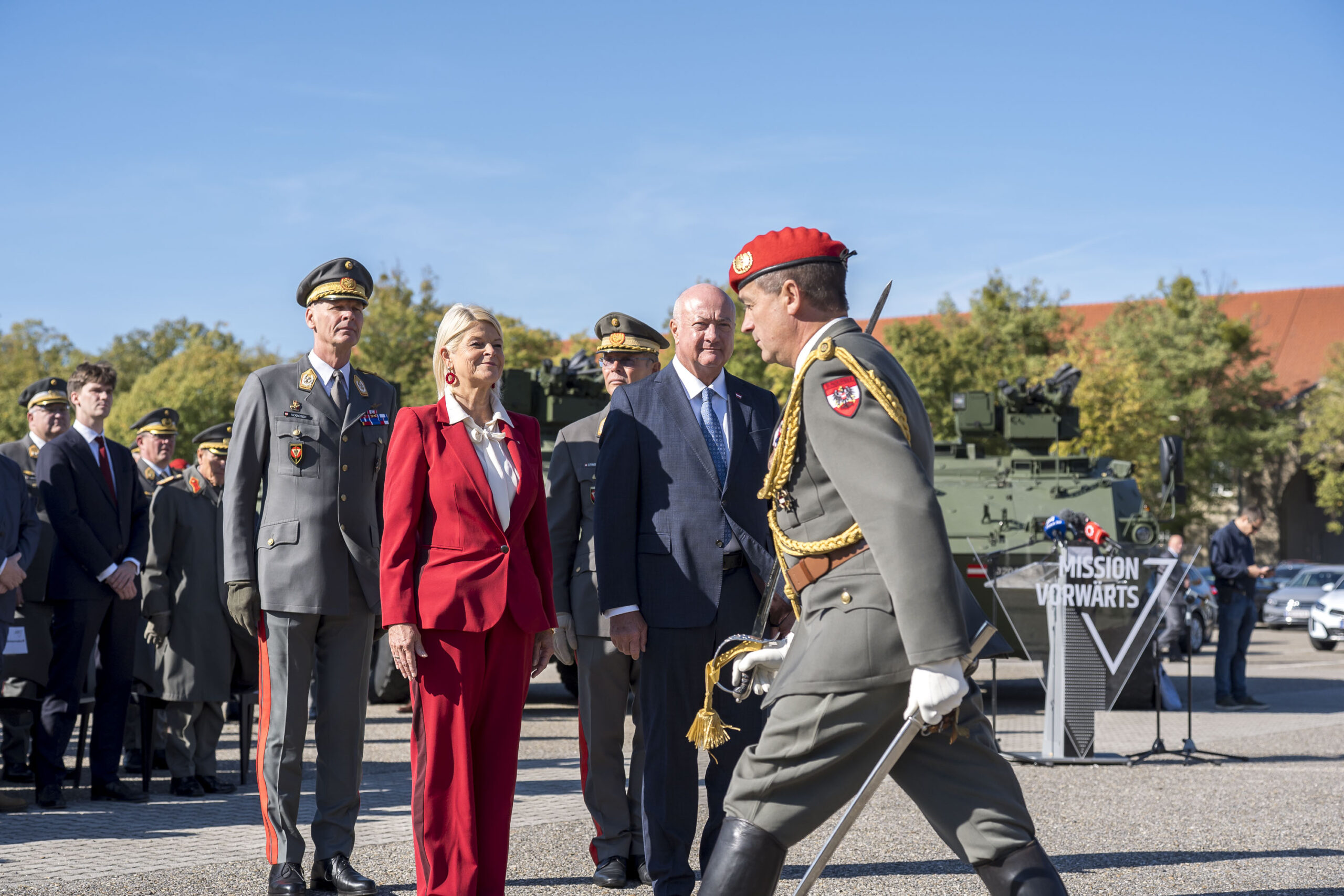 Verteidigungsministerin Klaudia Tanner und Kanzler Christian Stocker bei der Feier zur Beförderung von Harald Vodosek zum Generalstabschef in der Wiener in der Maria-Theresien-Kaserne