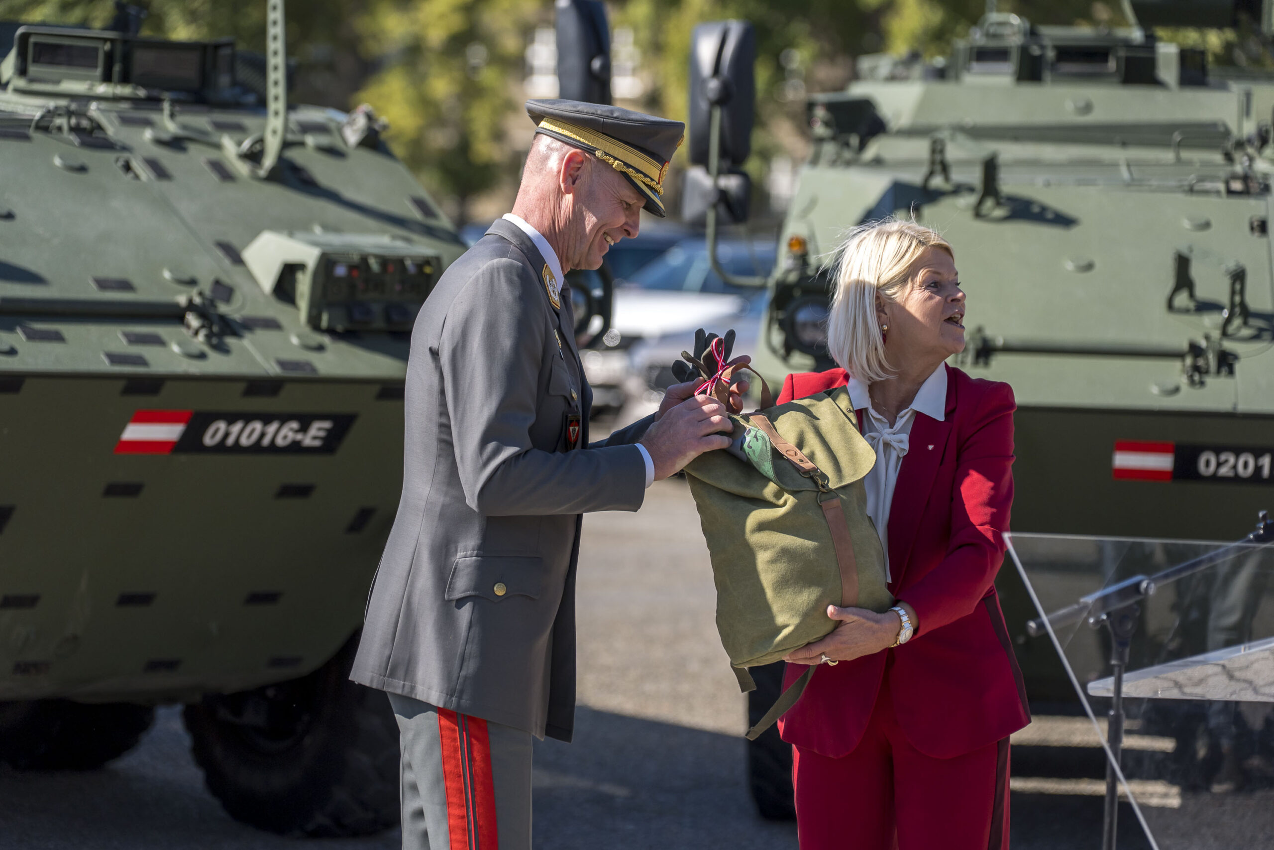 Verteidigungsministerin Klaudia Tanner und Kanzler Christian Stocker bei der Feier zur Beförderung von Harald Vodosek zum Generalstabschef in der Wiener in der Maria-Theresien-Kaserne