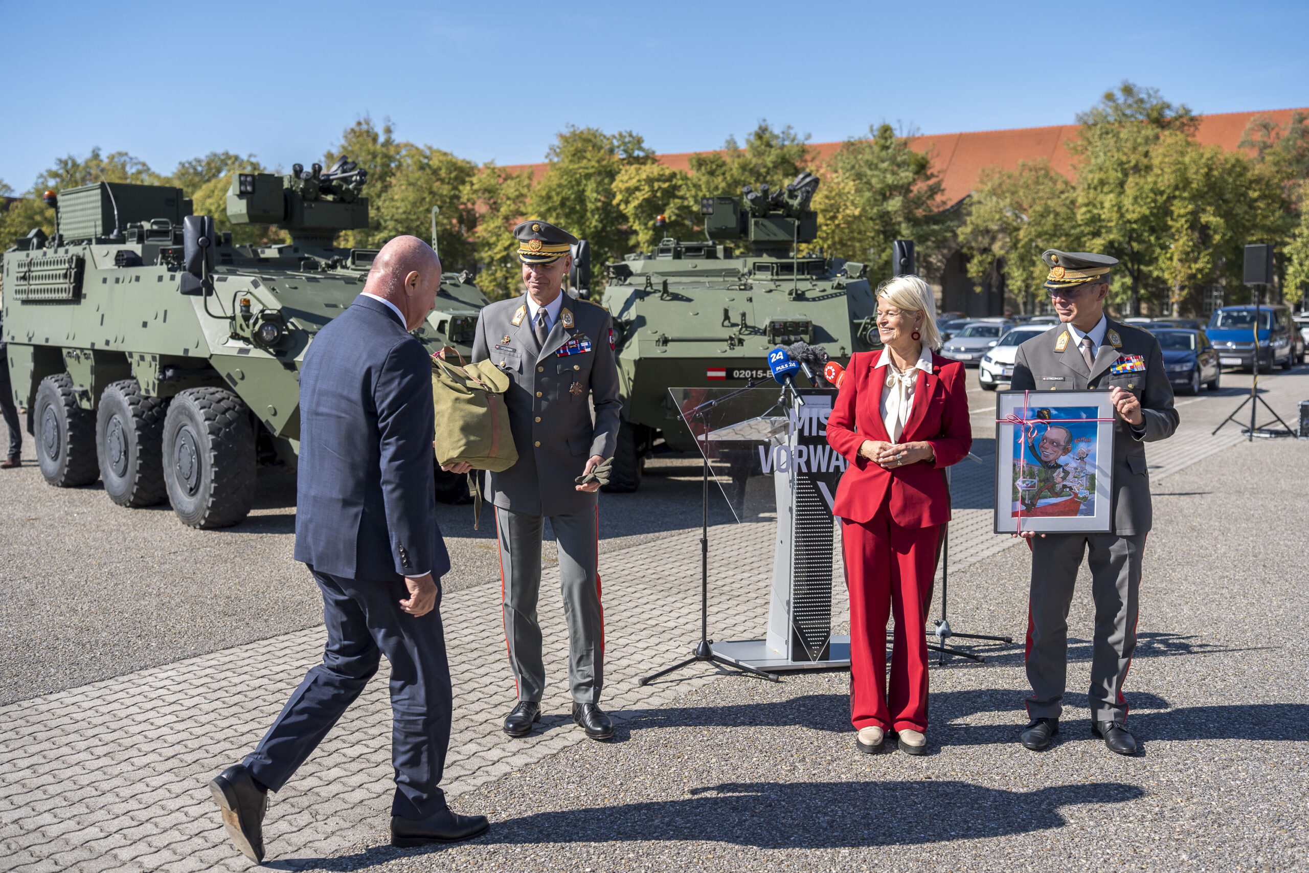Verteidigungsministerin Klaudia Tanner und Kanzler Christian Stocker bei der Feier zur Beförderung von Harald Vodosek zum Generalstabschef in der Wiener in der Maria-Theresien-Kaserne