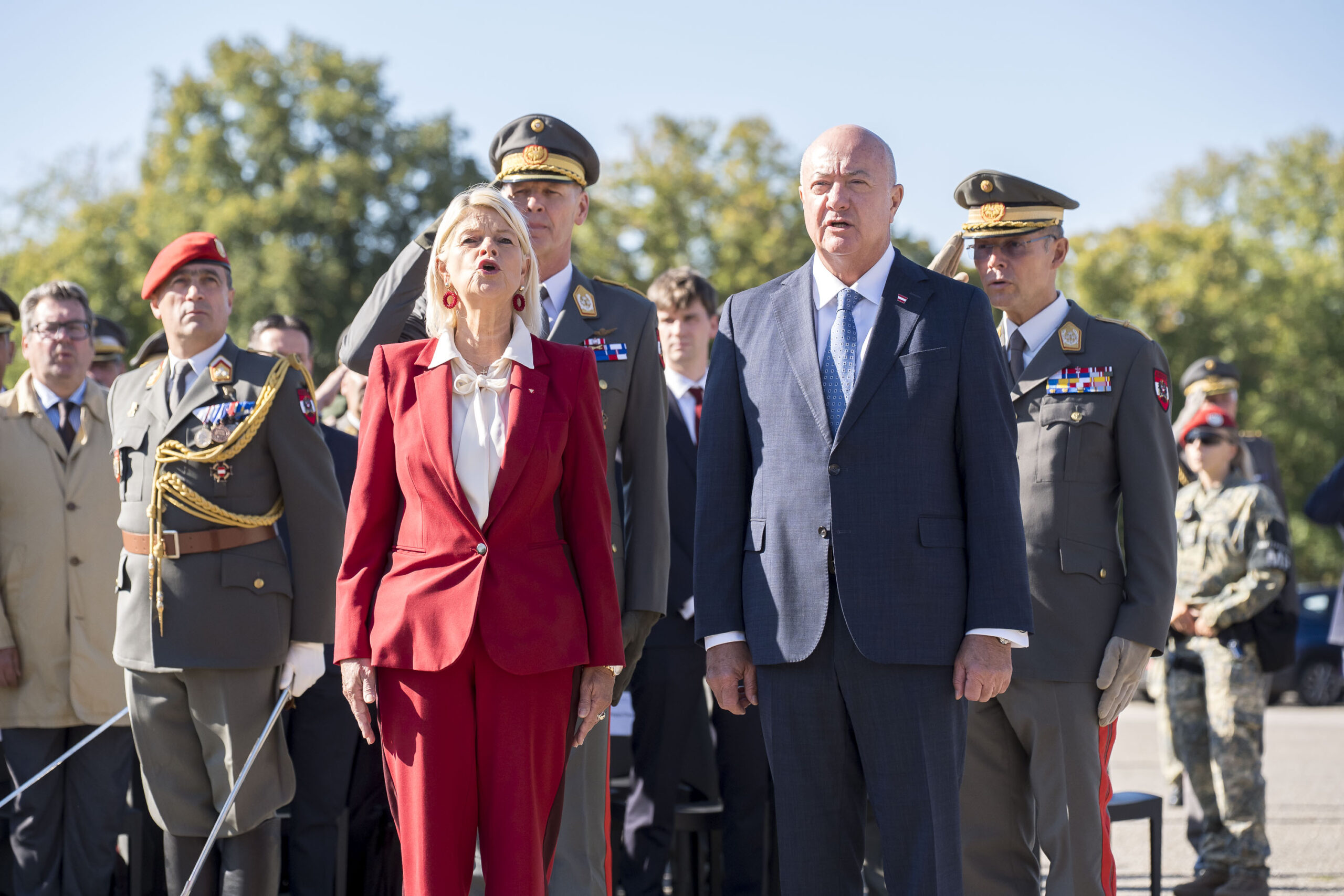 Verteidigungsministerin Klaudia Tanner und Kanzler Christian Stocker bei der Feier zur Beförderung von Harald Vodosek zum Generalstabschef in der Wiener in der Maria-Theresien-Kaserne