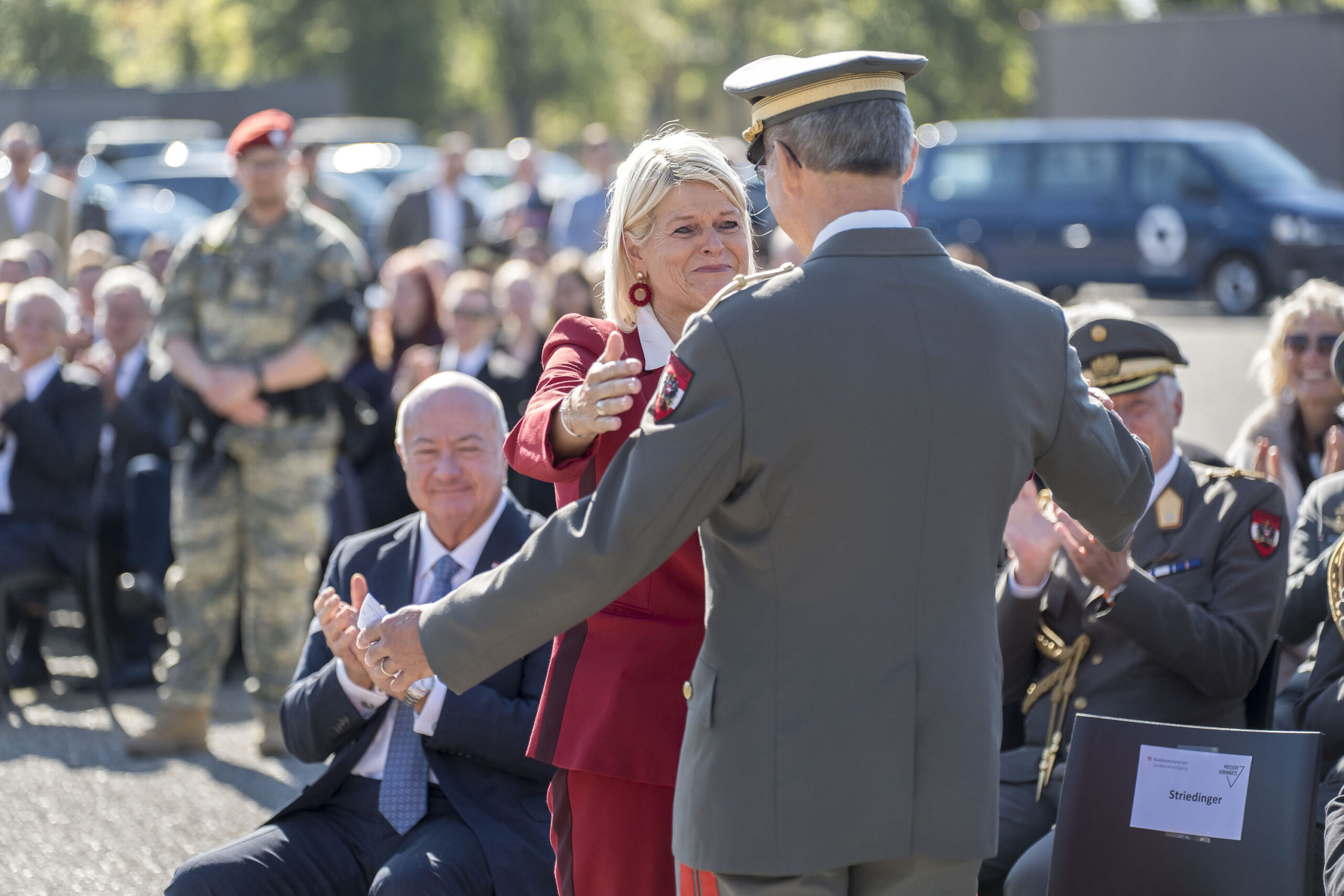 Verteidigungsministerin Klaudia Tanner und Kanzler Christian Stocker bei der Feier zur Beförderung von Harald Vodosek zum Generalstabschef in der Wiener in der Maria-Theresien-Kaserne