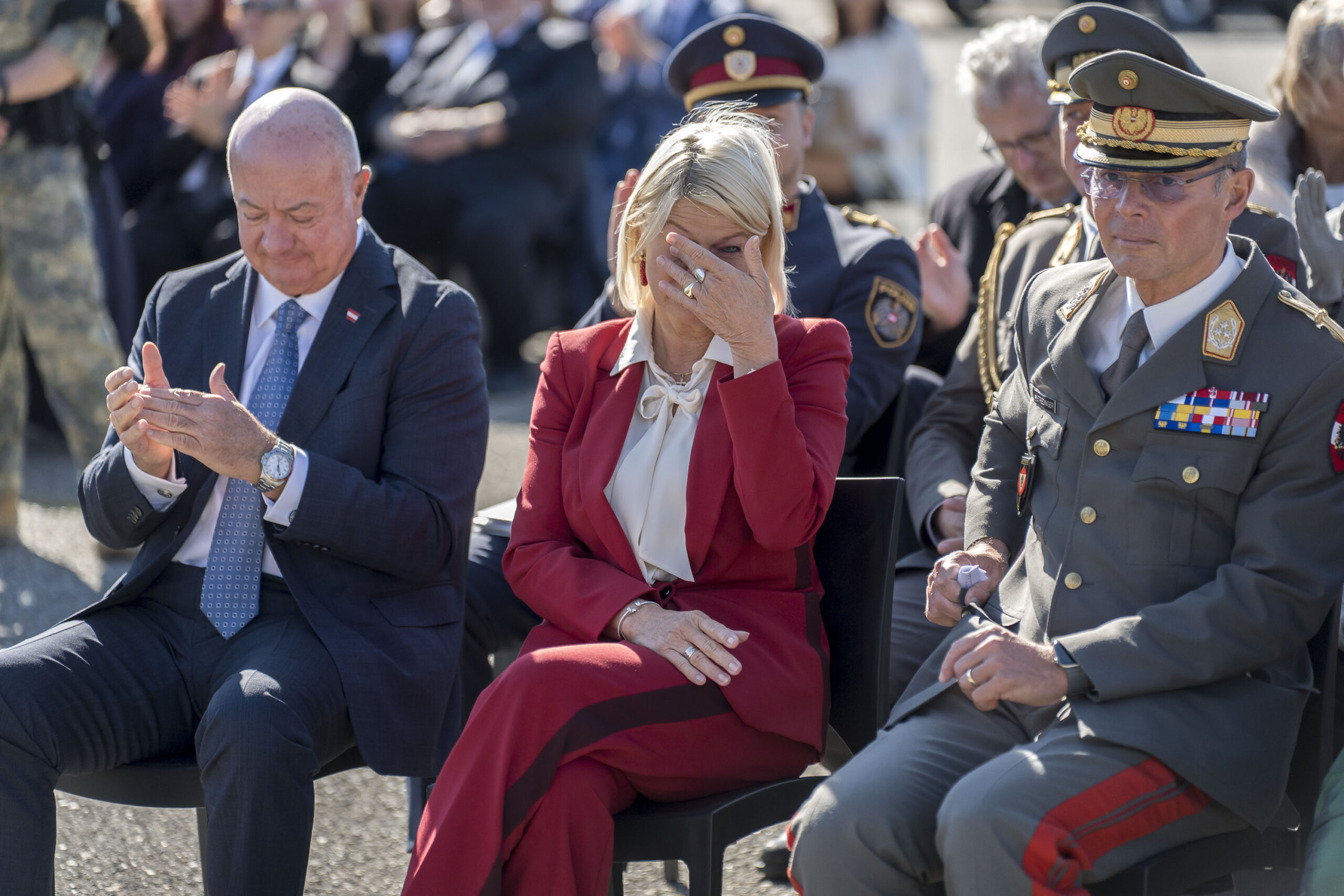 Verteidigungsministerin Klaudia Tanner und Kanzler Christian Stocker bei der Feier zur Beförderung von Harald Vodosek zum Generalstabschef in der Wiener in der Maria-Theresien-Kaserne