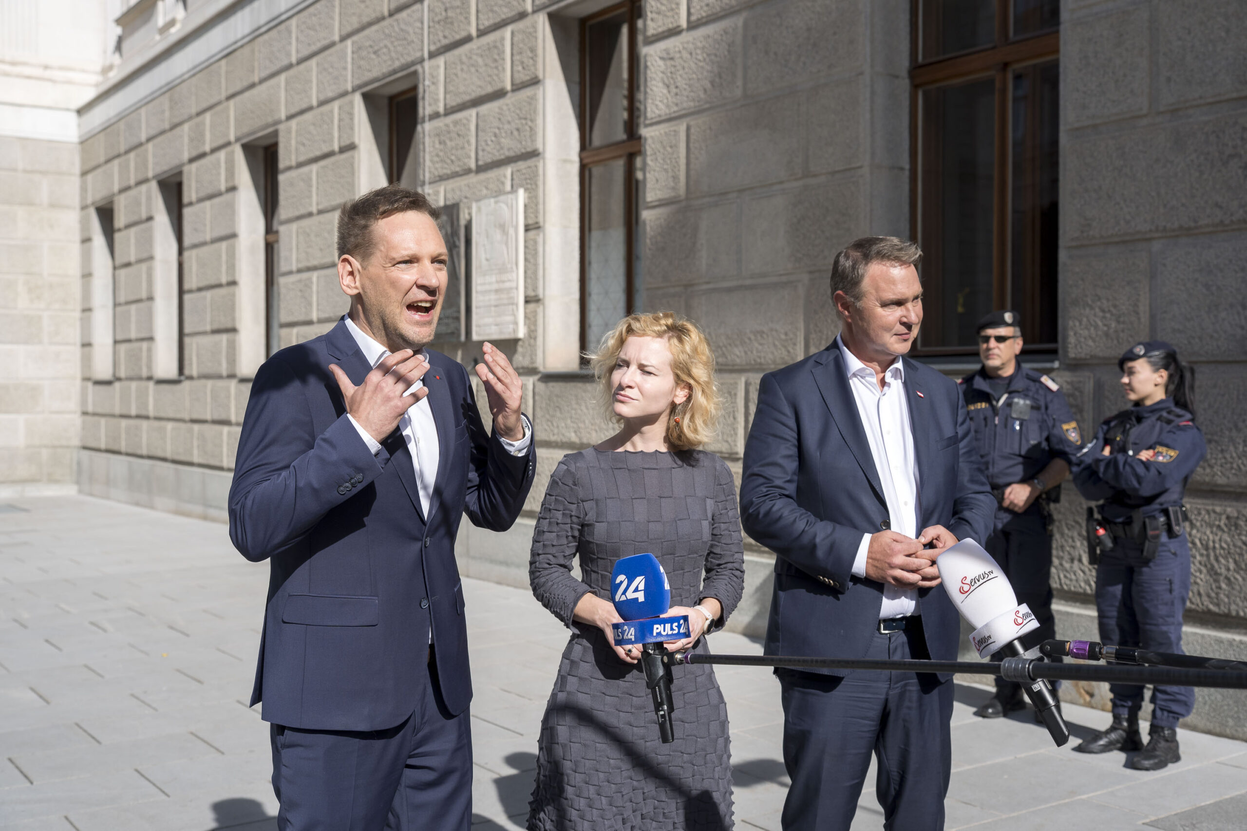 Philip Kucher, Eva-Maria Holzleitner, Andreas Babler vor dem SPÖ-Präsidium bzw. Parteivorstand im Parlament in Wien