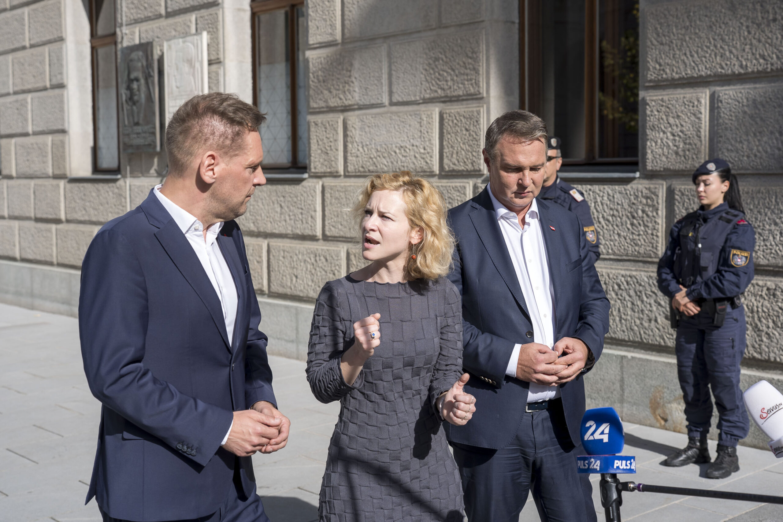 Philip Kucher, Eva-Maria Holzleitner, Andreas Babler vor dem SPÖ-Präsidium bzw. Parteivorstand im Parlament in Wien