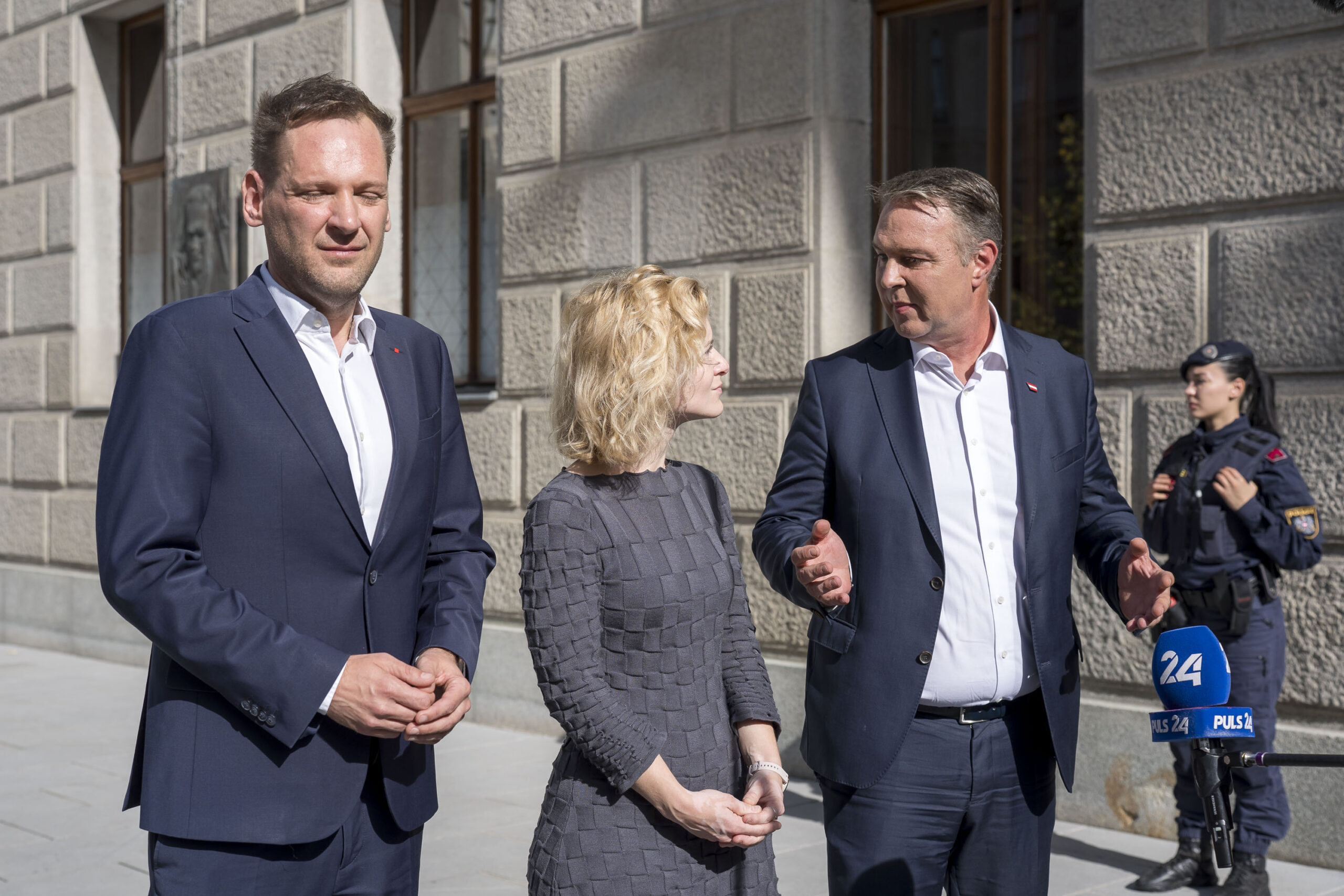 Philip Kucher, Eva-Maria Holzleitner, Andreas Babler vor dem SPÖ-Präsidium bzw. Parteivorstand im Parlament in Wien
