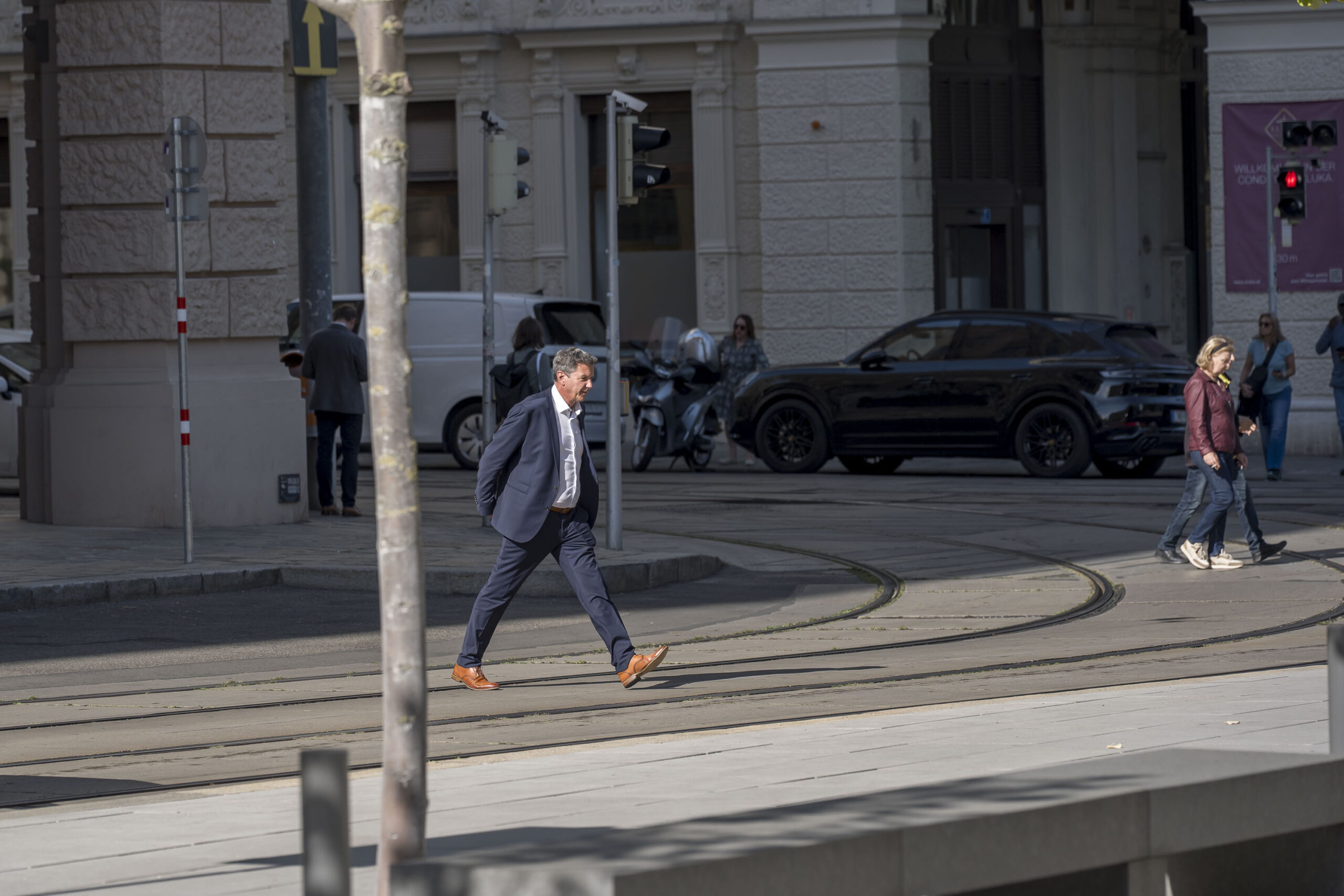 Der Kärntner Landeshauptmann Daniel Fellner vor dem SPÖ-Präsidium bzw. Parteivorstand im Parlament in Wien