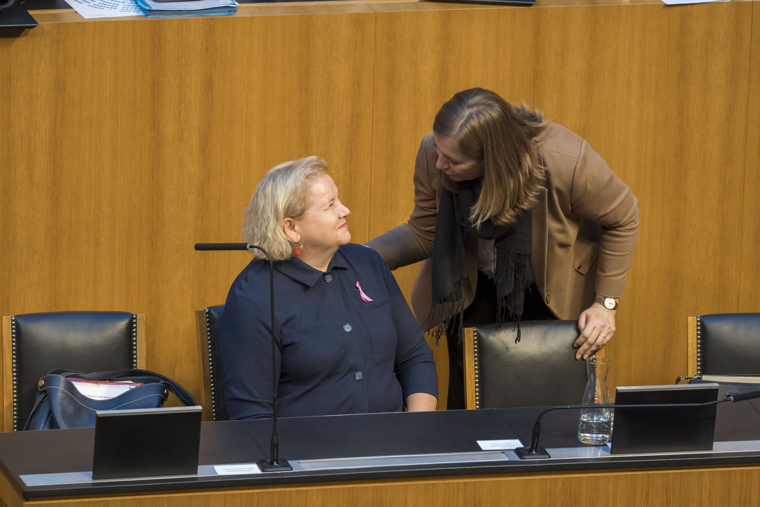 Finanz-Staatssekretärin Barbara Eibinger-Miedl mit Sozialministerin Korinna Schumann