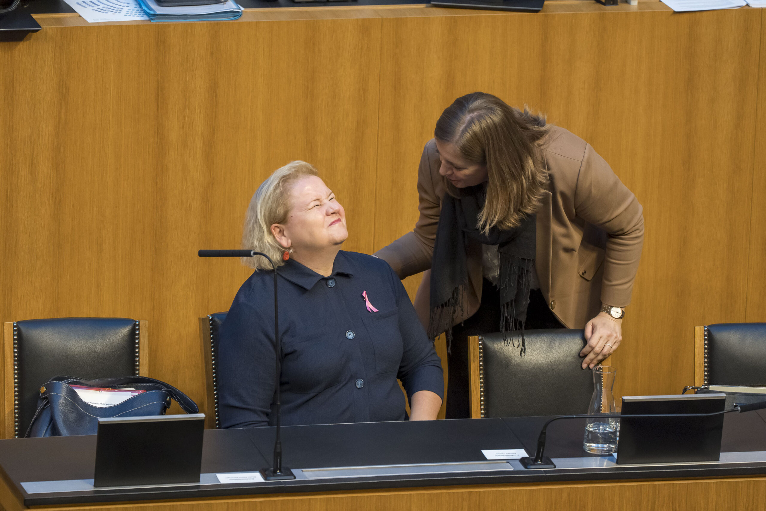 Finanz-Staatssekretärin Barbara Eibinger-Miedl mit Sozialministerin Korinna Schumann