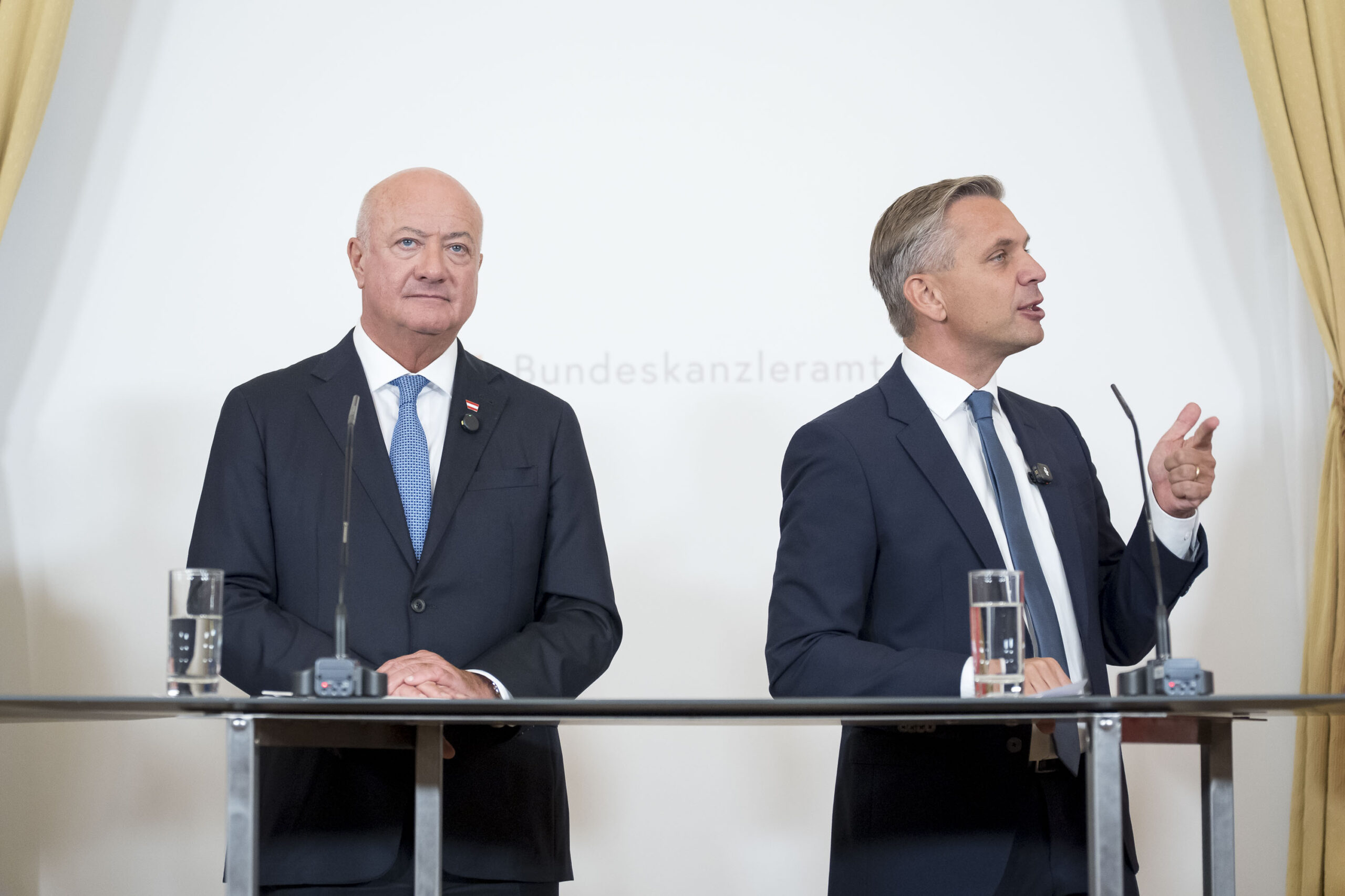 Bundeskanzler Christian Stocker, Wirtschaftsminister Wolfgang Hattmannsdorfer, Infrastrukturminister Peter Hanke und Staatssekretär Josef Schellhorn mit ÖBB-CFO Manuela Waldner und Verbund-CEO Michael Strugl bei der Unterzeichnung der Deklaration „Made in Europe“