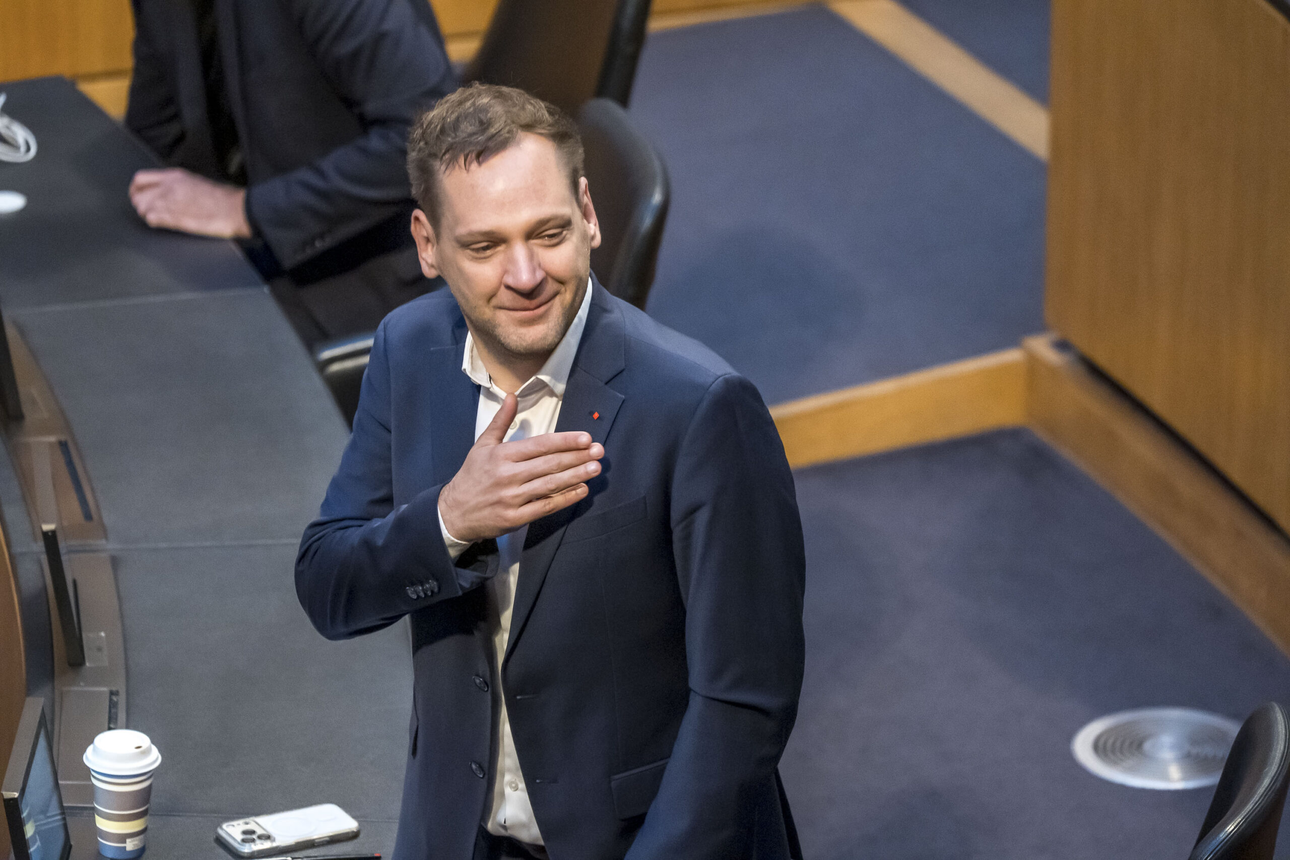 SPÖ-Klubobmann Philip Kucher greift sich ans Herz