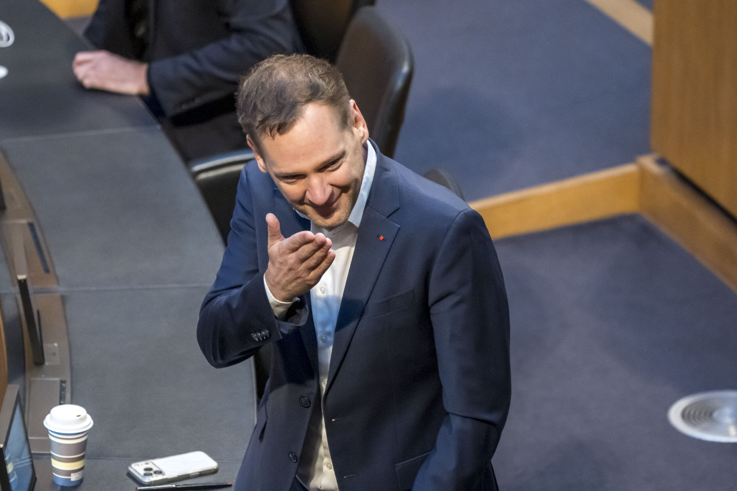 SPÖ-Klubobmann Philip Kucher macht ein Kusshändchen