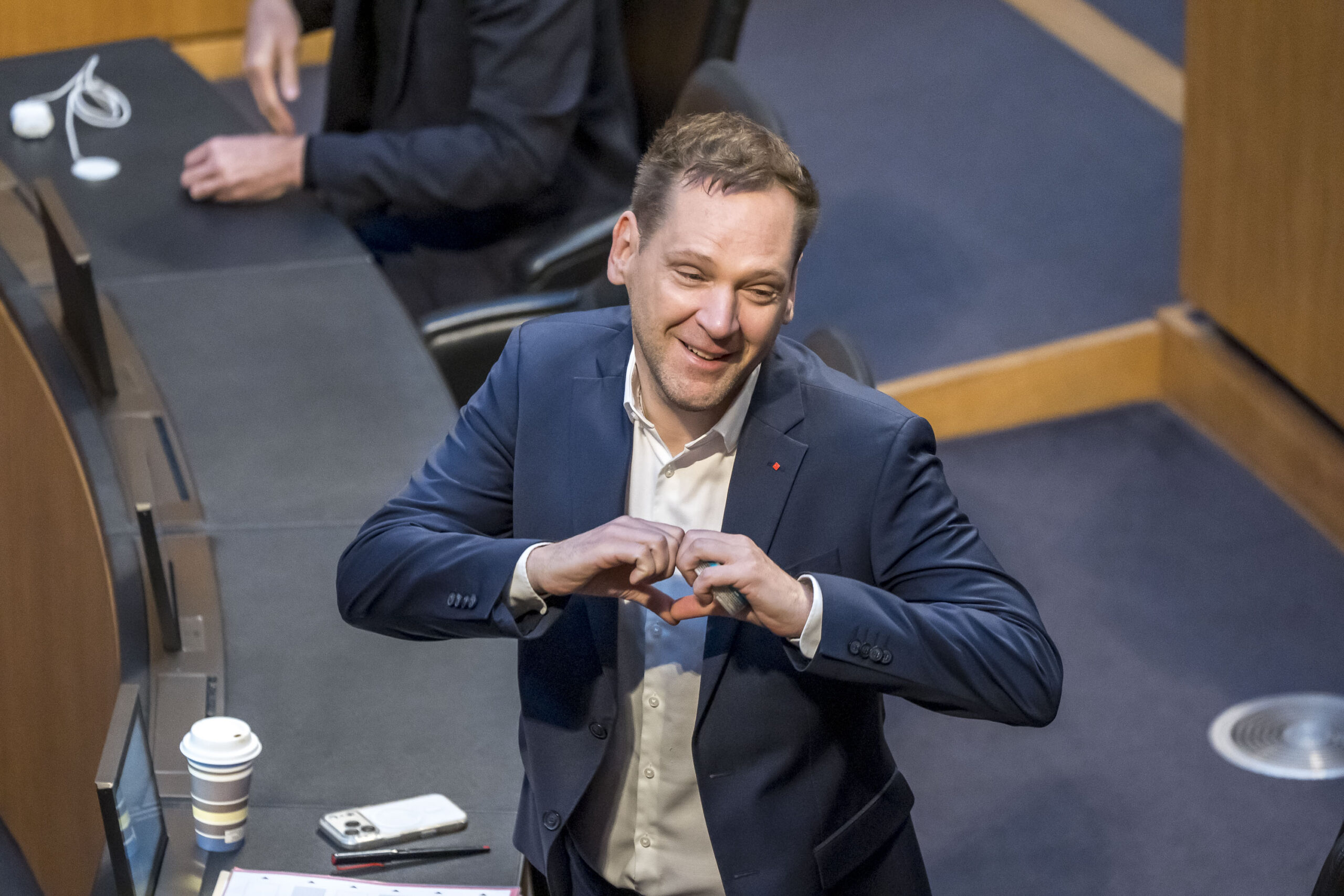 SPÖ-Klubobmann Philip Kucher macht ein Herzzeichen
