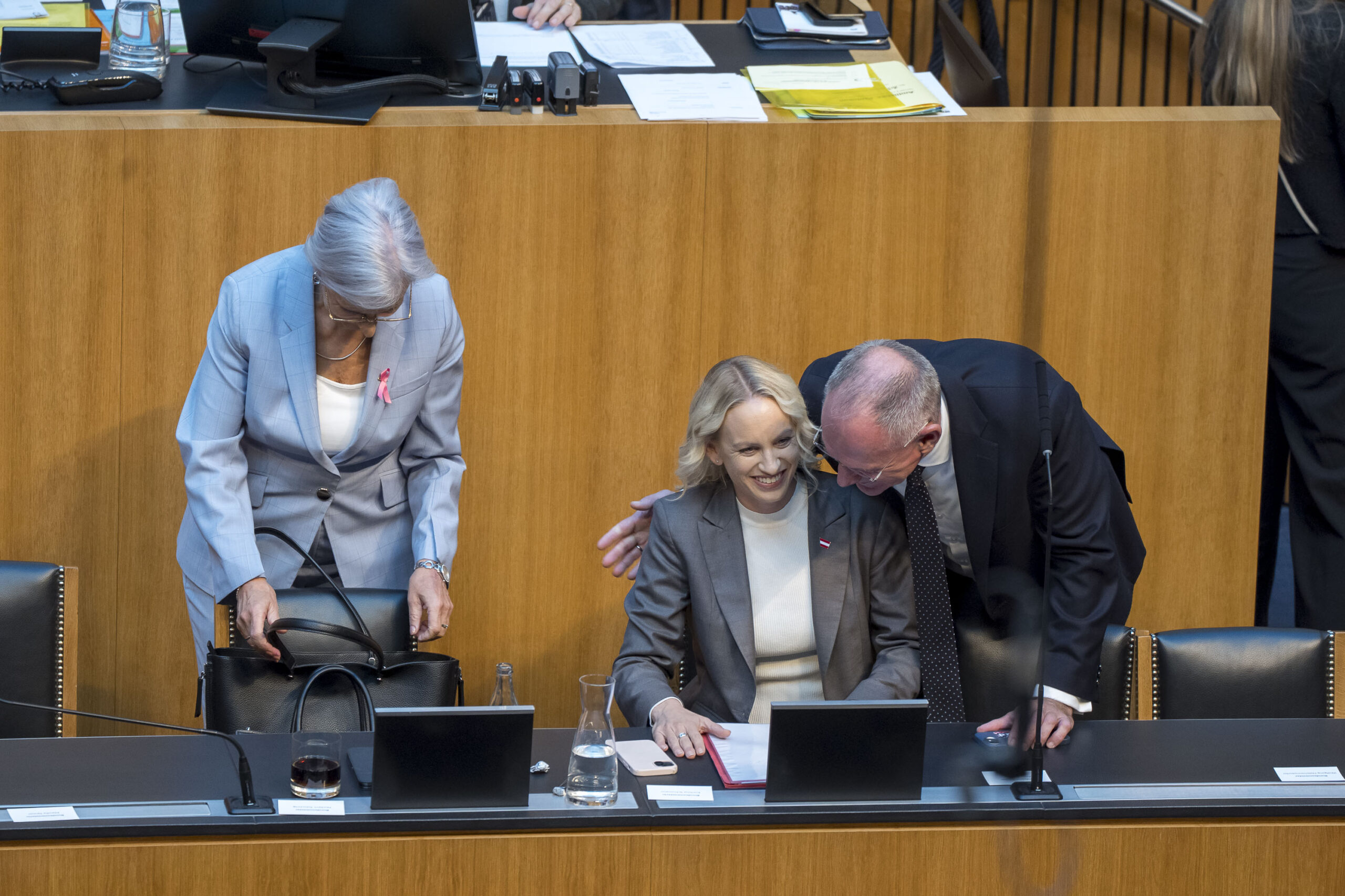Innenminister Gerhard Karner umarmt Staatssekretärin Michaela Schmidt