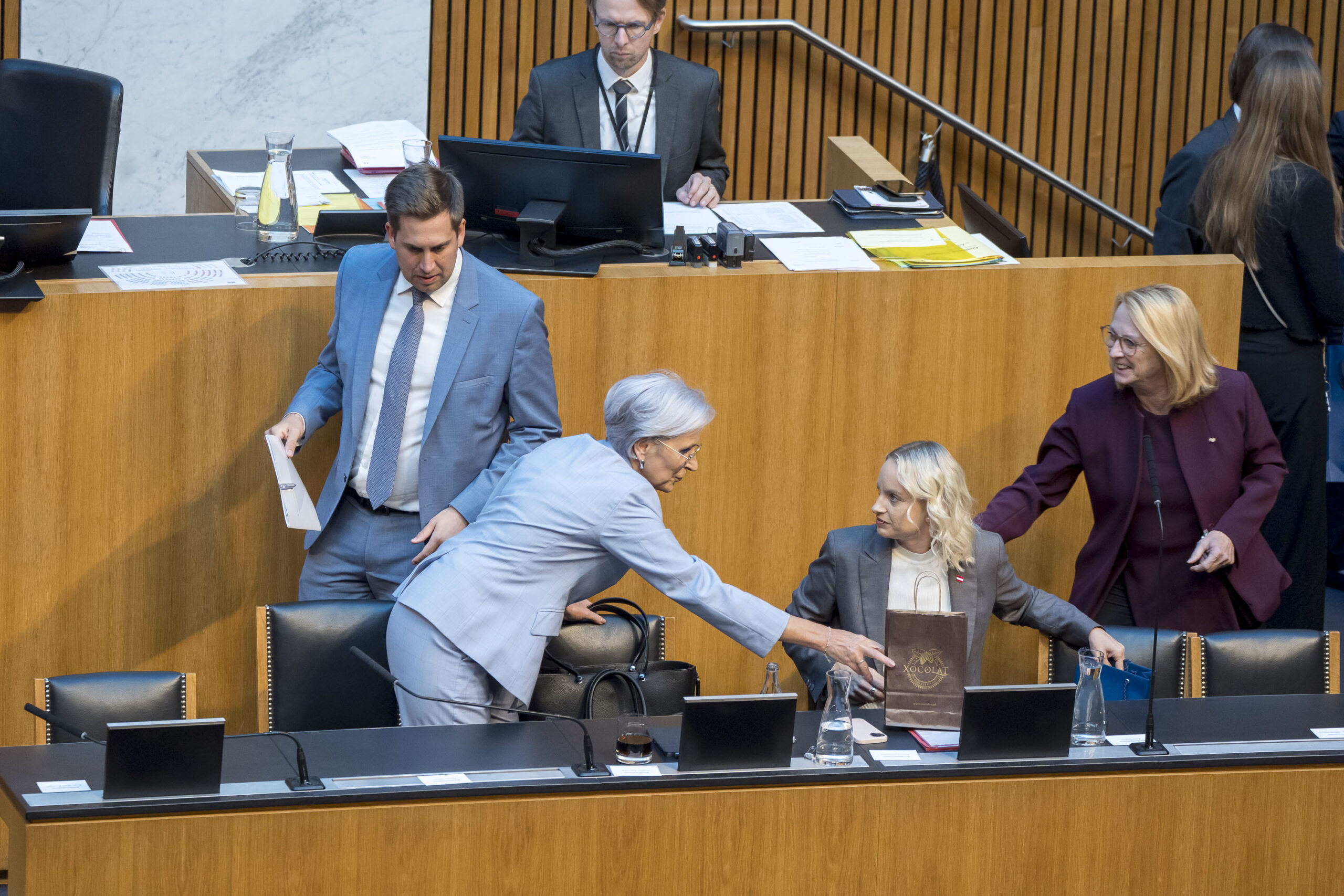 Justizministerin Anna Sporrer übergibt Staatssekretärin Michaela Schmidt ein Sackerl mit Schokolade