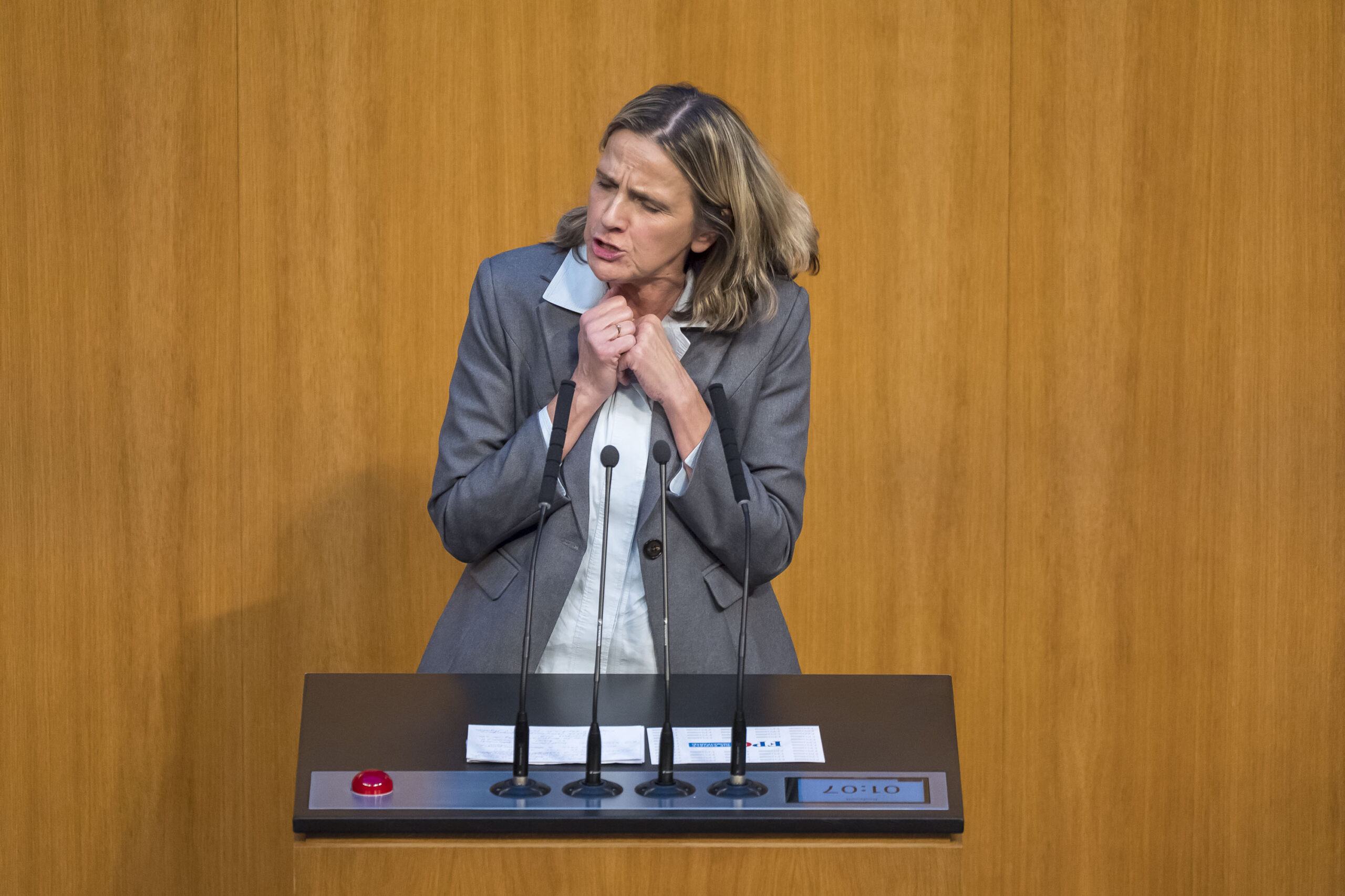 Dagmar Belakowitsch spricht im Nationalrat mit sehr viel Mimik