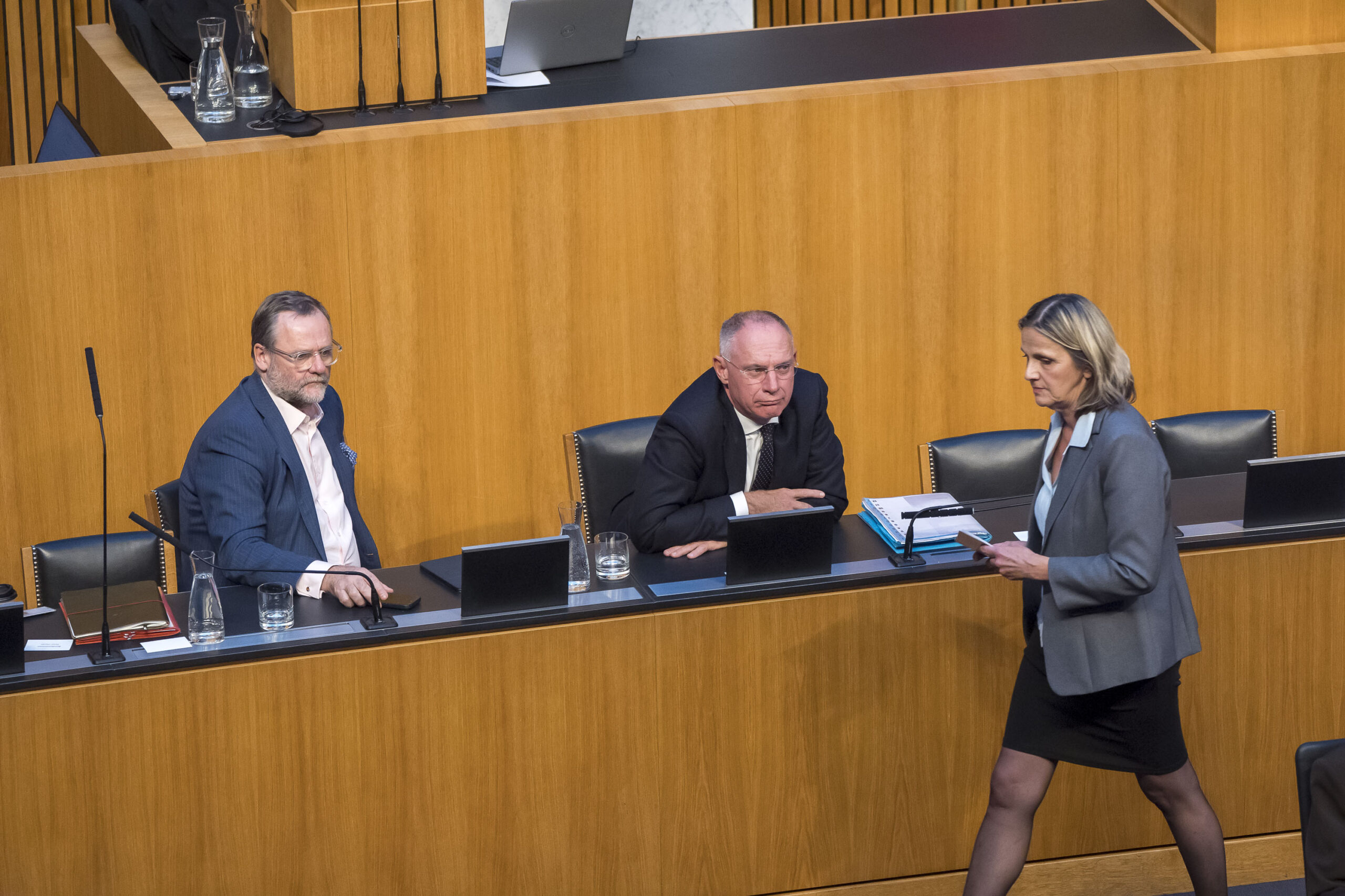 Dagmar Belakowitsch geht im Nationalrat an Sepp Schellhorn und Gerhard Karner vorbei