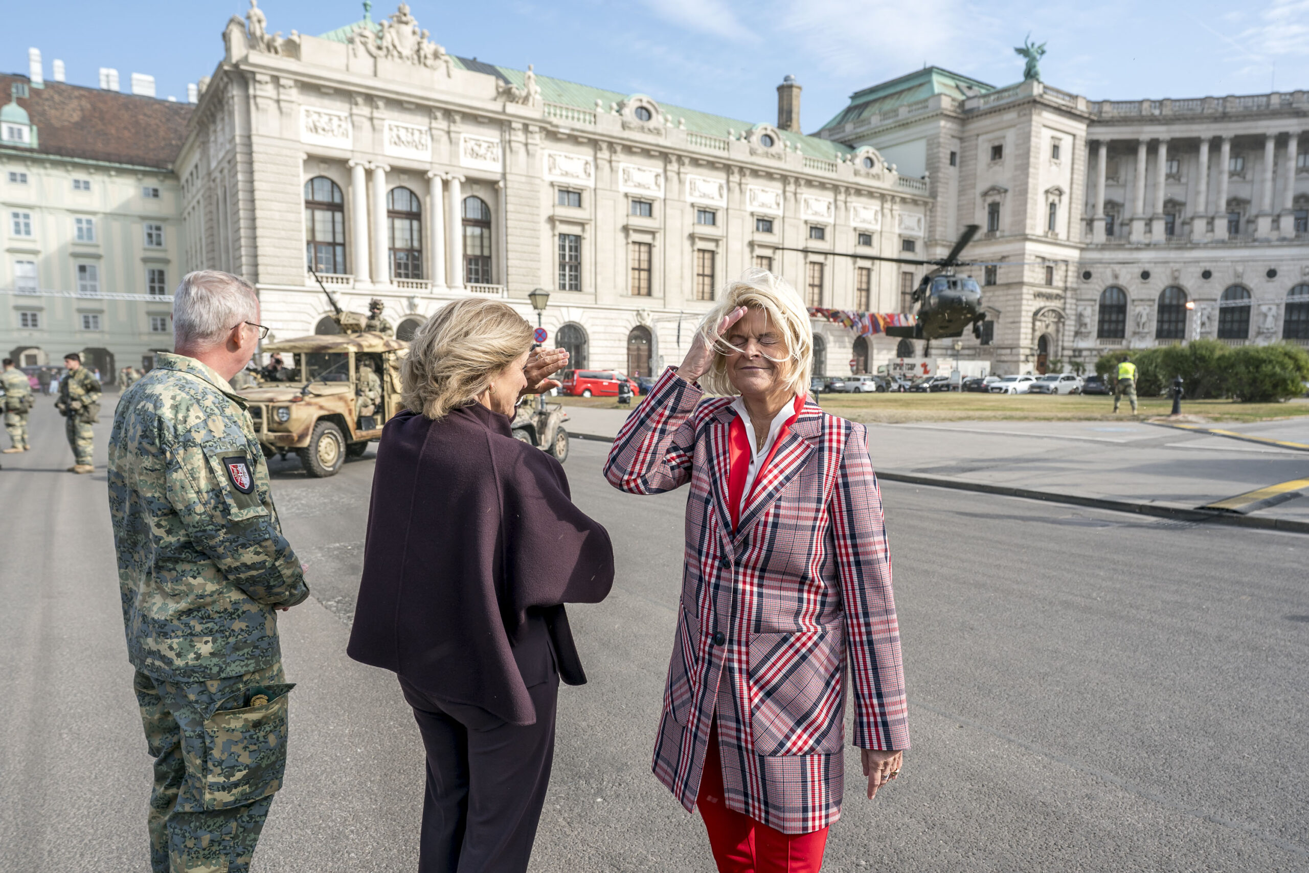 Verteidigungsministerin Klaudia Tanner mit ORF-Chefin Ingrid Thurnher und Brigadier Christian Habersatter