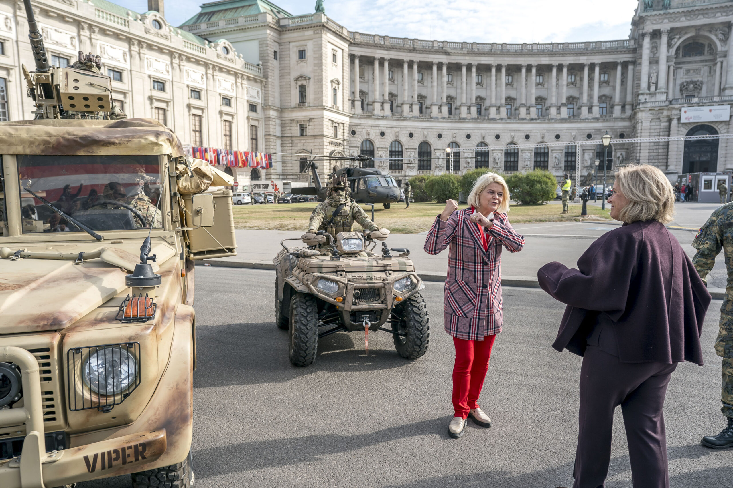 Verteidigungsministerin Klaudia Tanner mit ORF-Chefin Ingrid Thurnher vor Militärfahrzeugen