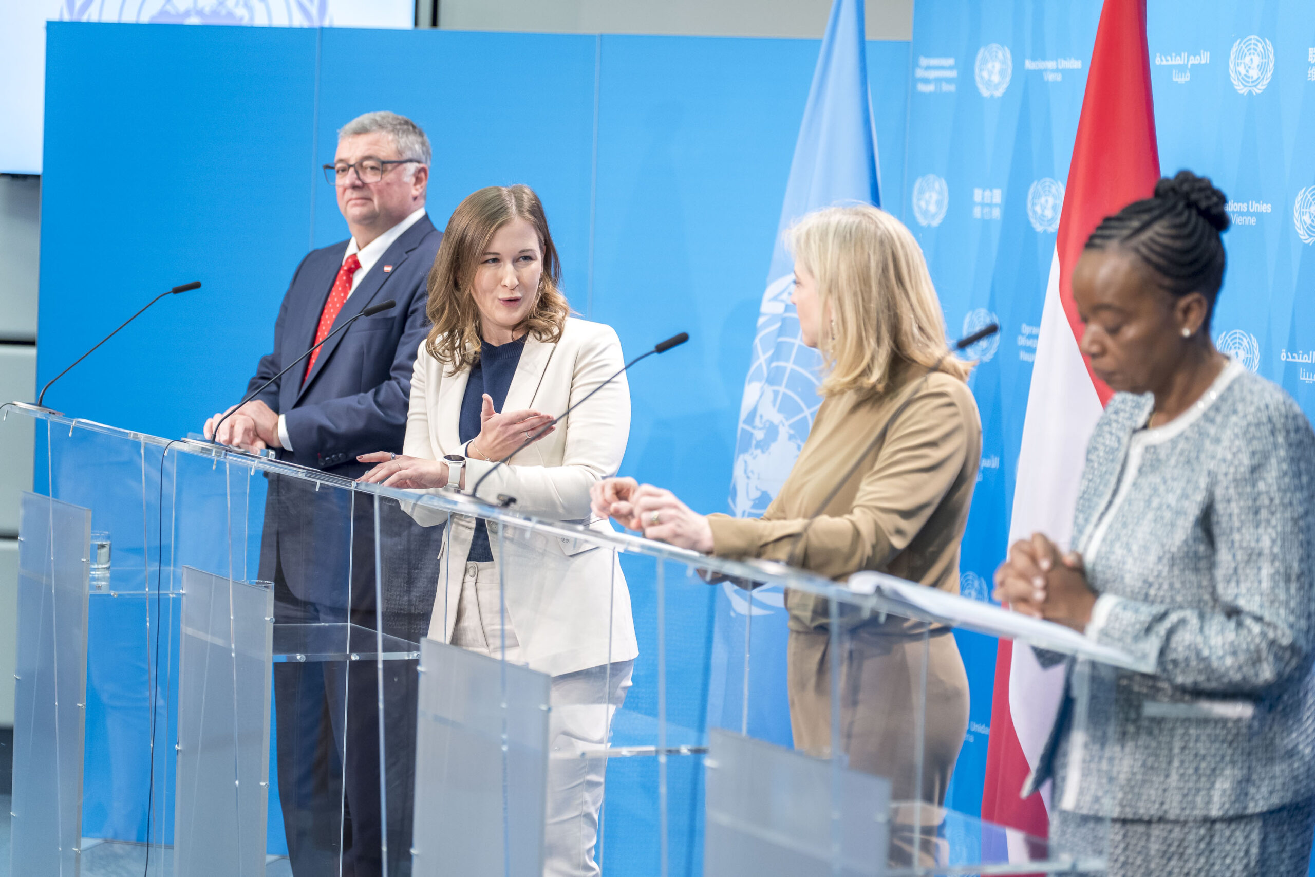 Außenministerin Beate Meinl-Reisinger, Europaministerin Claudia Bauer und Staatssekretär Jörg Leichtfried stehen mit UNO-Geschäftsführerin Monica Juma in der UNO-City in Wien