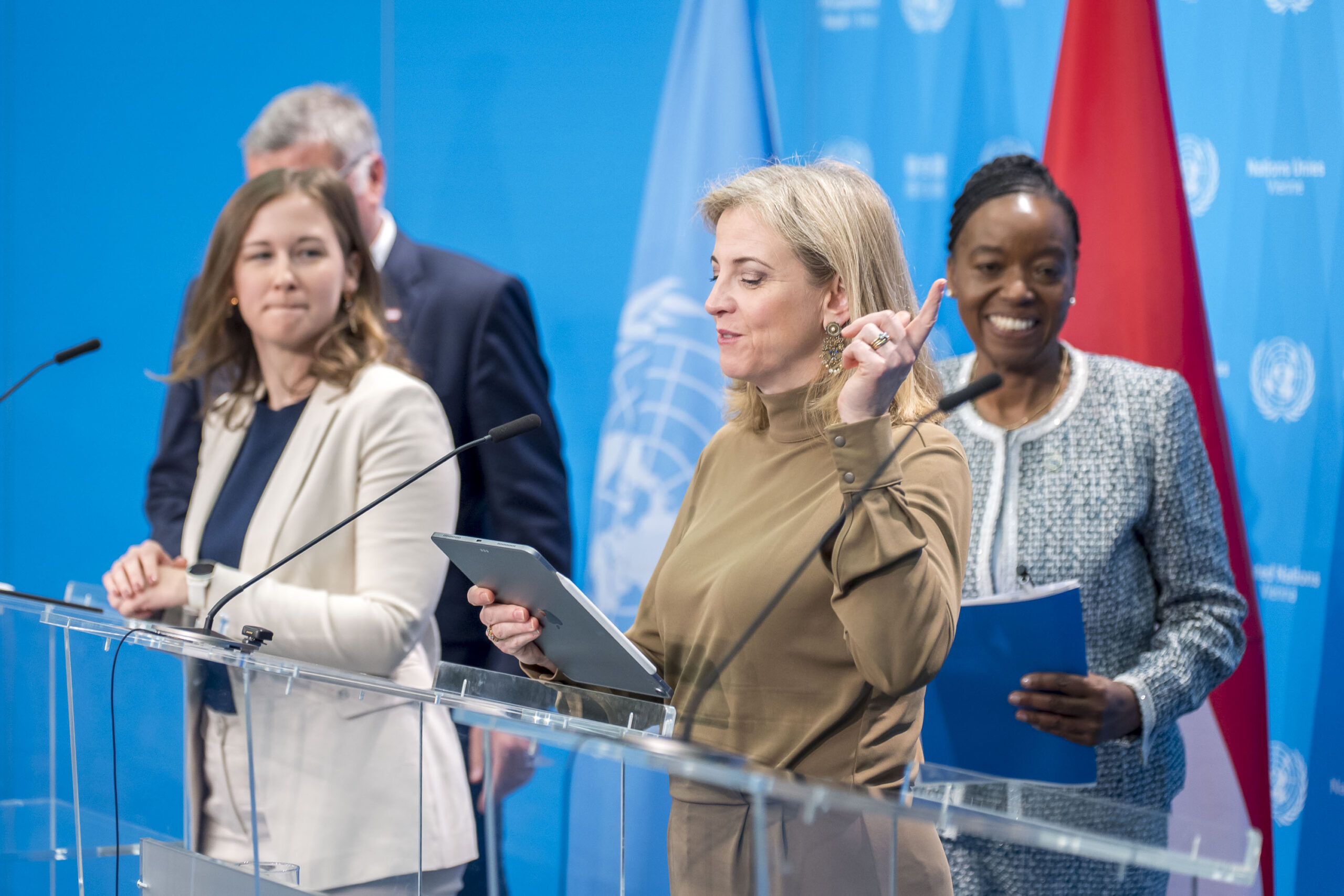 Außenministerin Beate Meinl-Reisinger, Europaministerin Claudia Bauer und Staatssekretär Jörg Leichtfried stehen mit UNO-Geschäftsführerin Monica Juma in der UNO-City in Wien