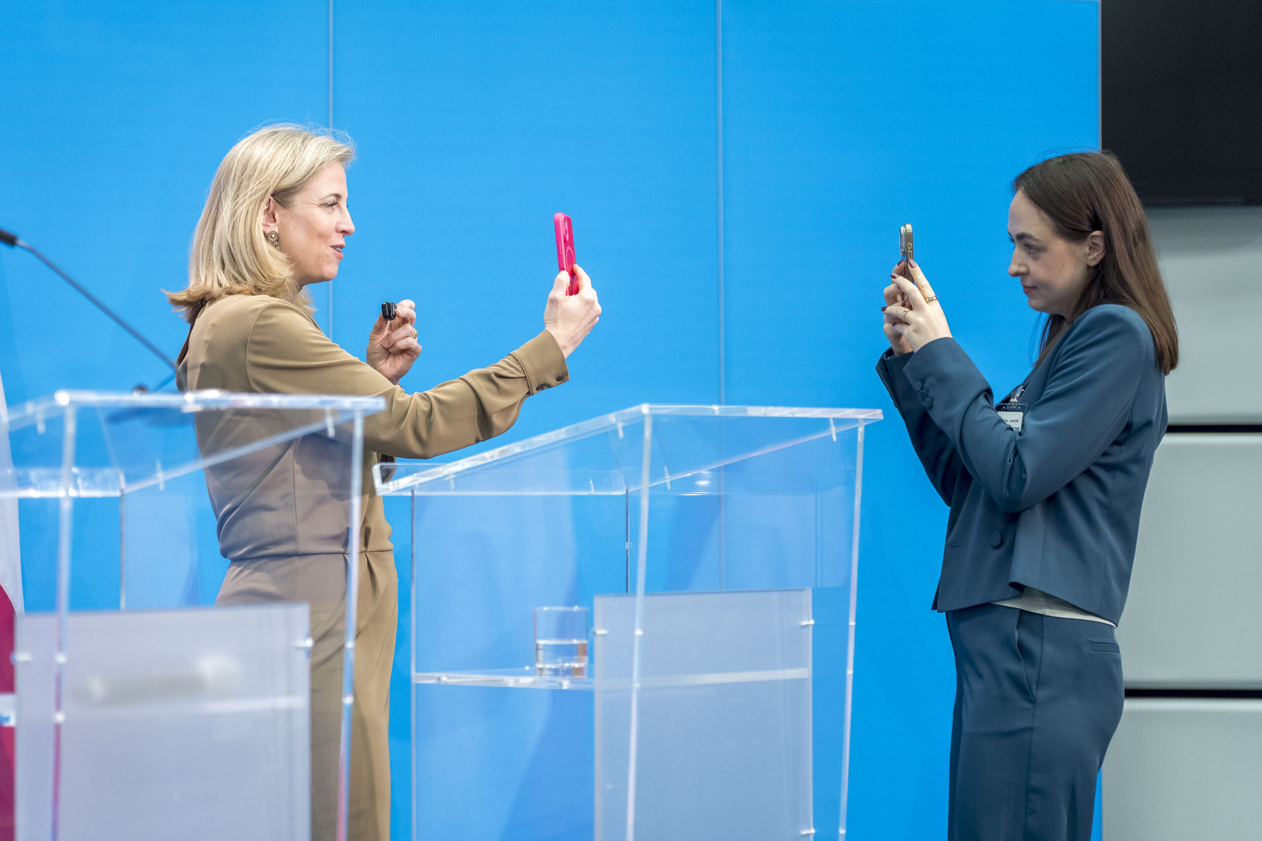 Außenministerin Beate Meinl-Reisinger fotografiert und wird fotografiert