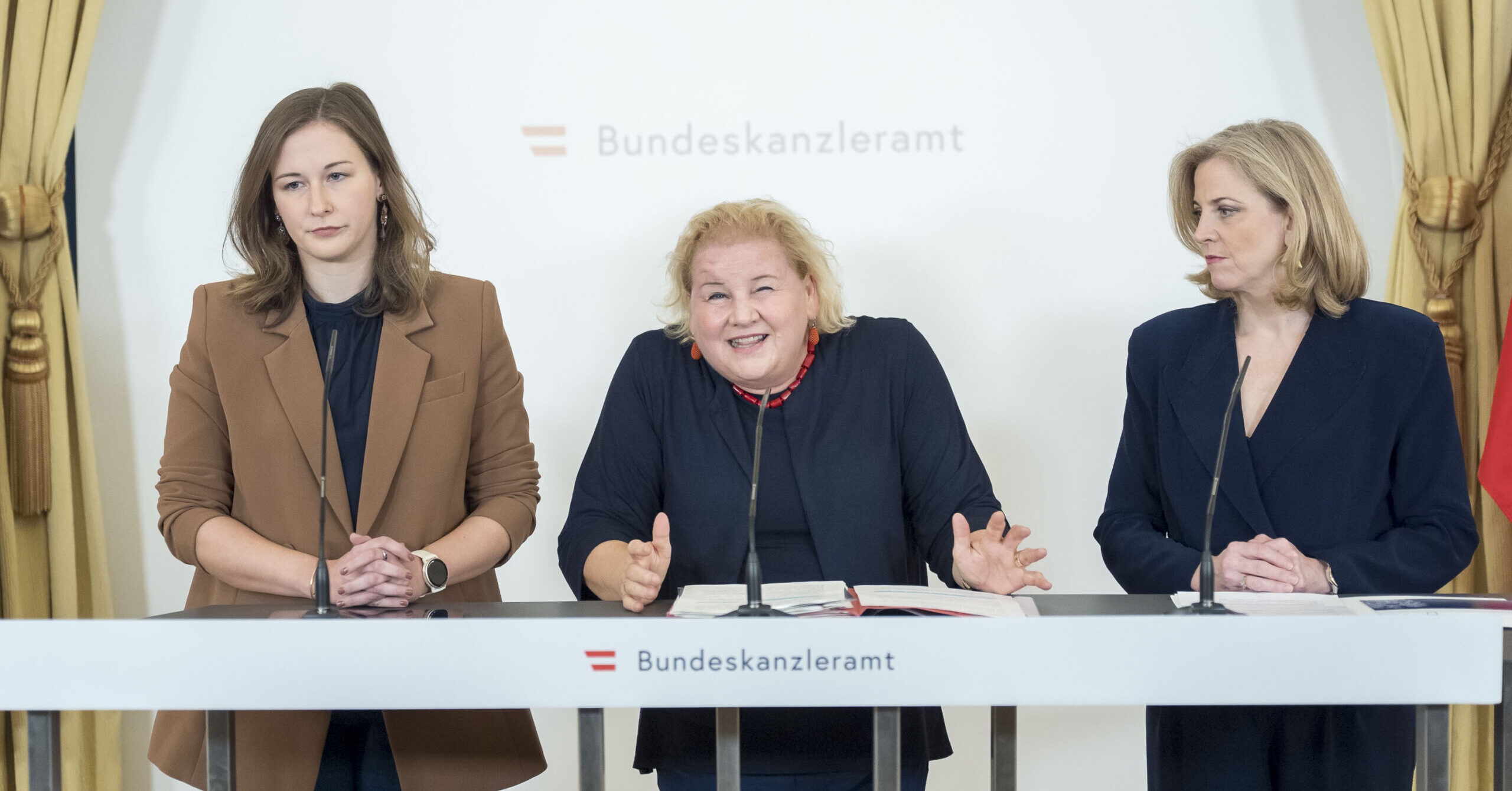 Integrationsministerin Claudia Bauer, Sozialministerin Korinna Schumann und Außenministerin Beate Meinl-Reisinger auf einer Pressekonferenz zur Sozialhilfe neu