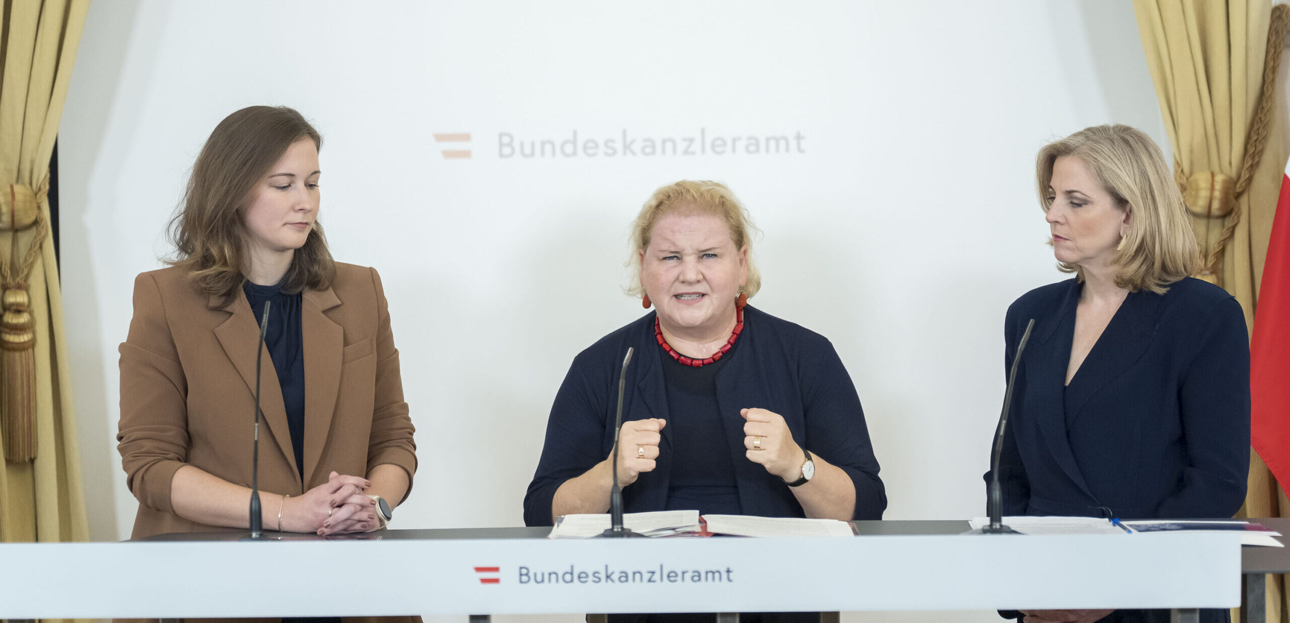Integrationsministerin Claudia Bauer, Sozialministerin Korinna Schumann und Außenministerin Beate Meinl-Reisinger auf einer Pressekonferenz zur Sozialhilfe neu