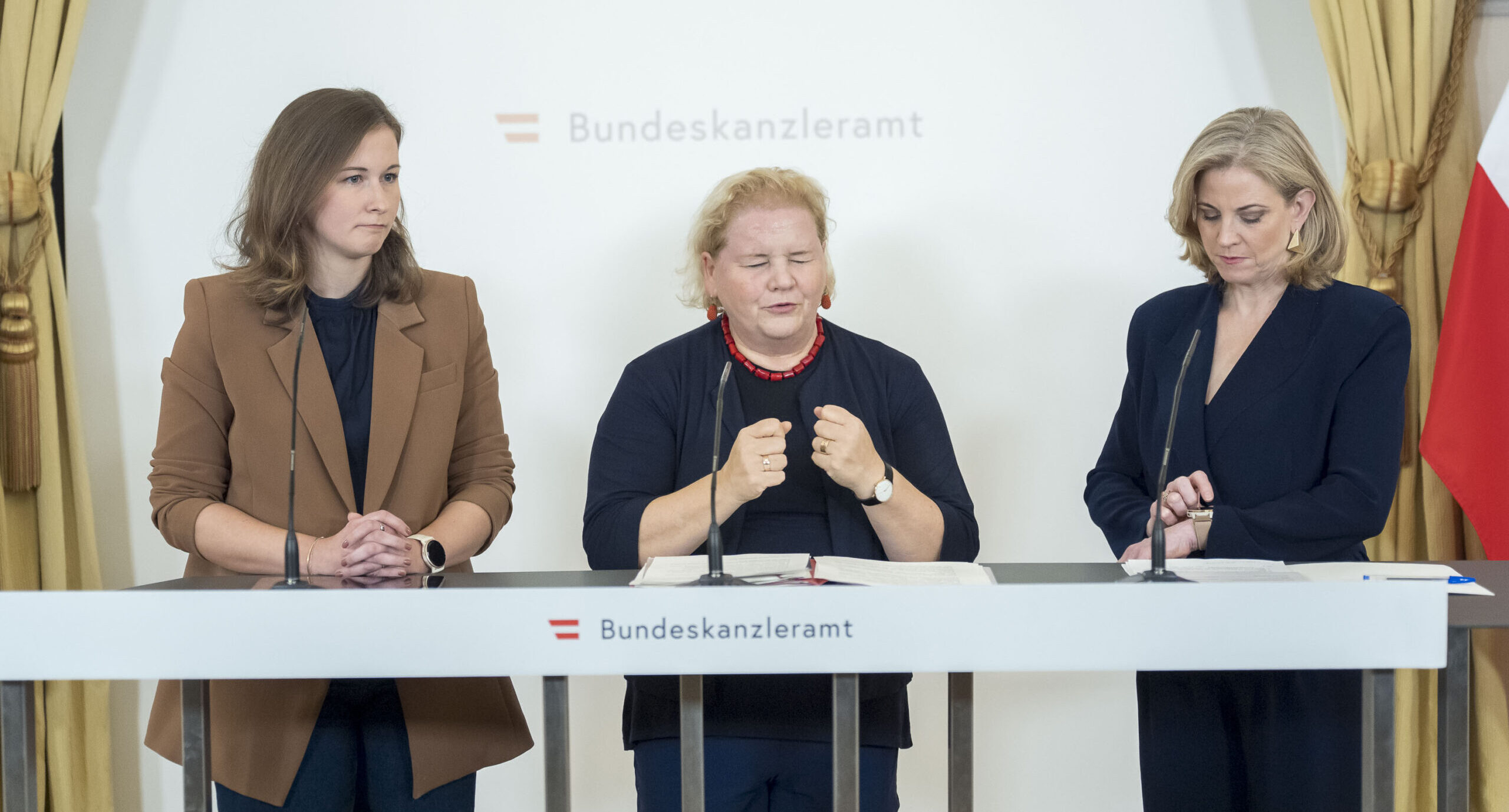 Integrationsministerin Claudia Bauer, Sozialministerin Korinna Schumann und Außenministerin Beate Meinl-Reisinger auf einer Pressekonferenz zur Sozialhilfe neu