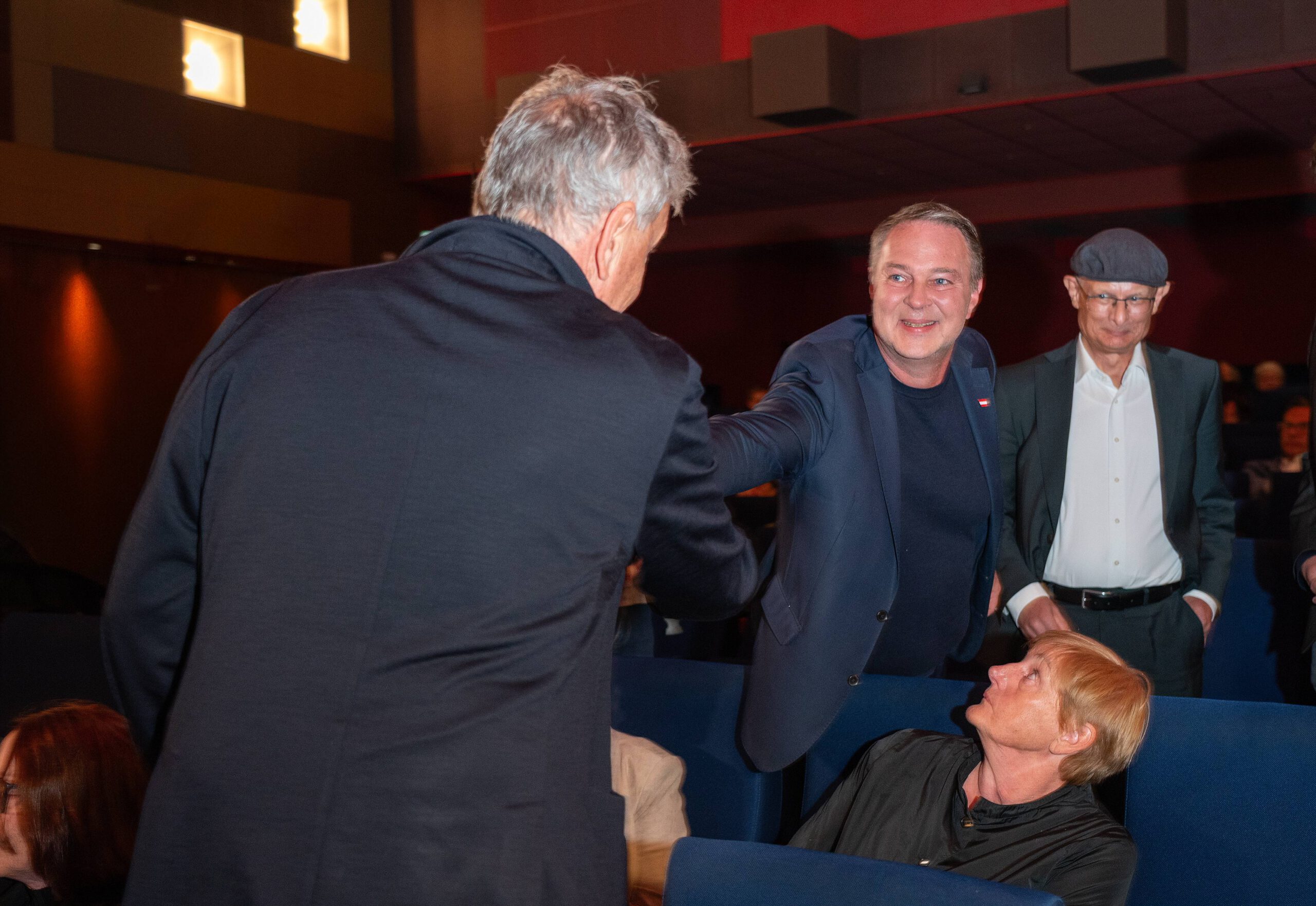 Andreas Babler gibt Gerhard Zeiler im Kino die Hand