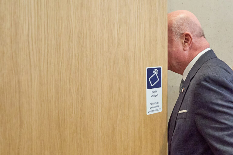 Bundeskanzler Christian Stocker betritt den U-Ausschuss