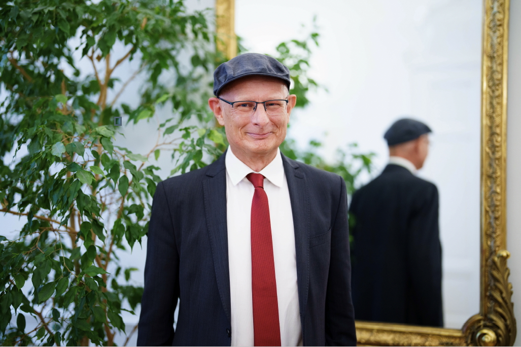 Markus Materbauer steht vor einem Spiegel