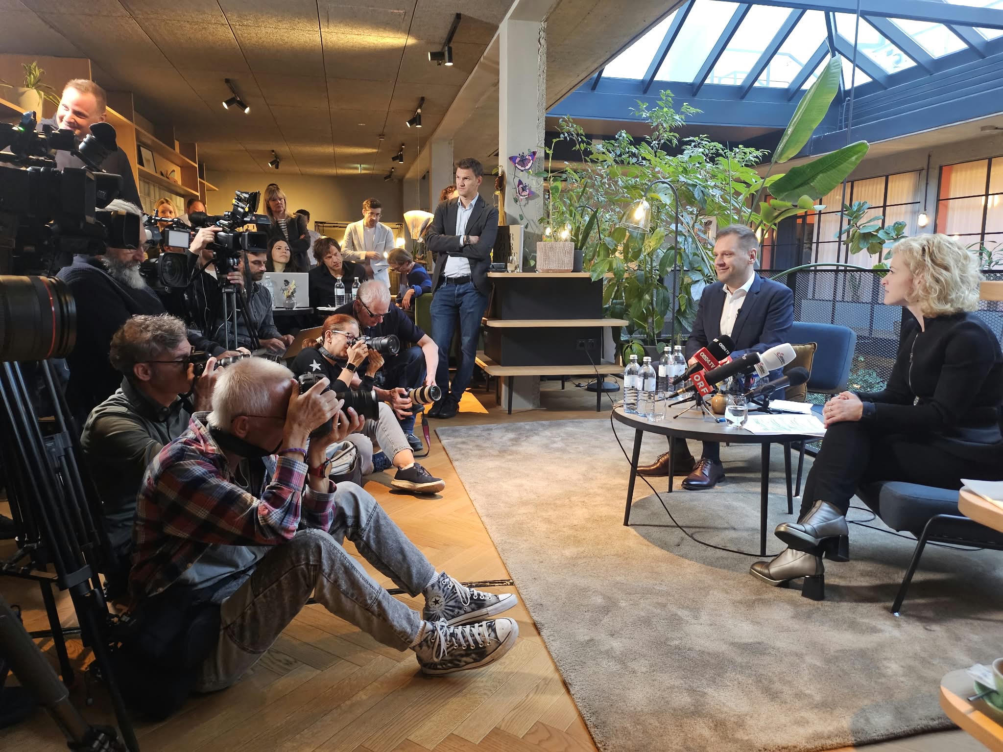Eva-Maria Holzleitner und Philip Kucher umringt von Fotografen